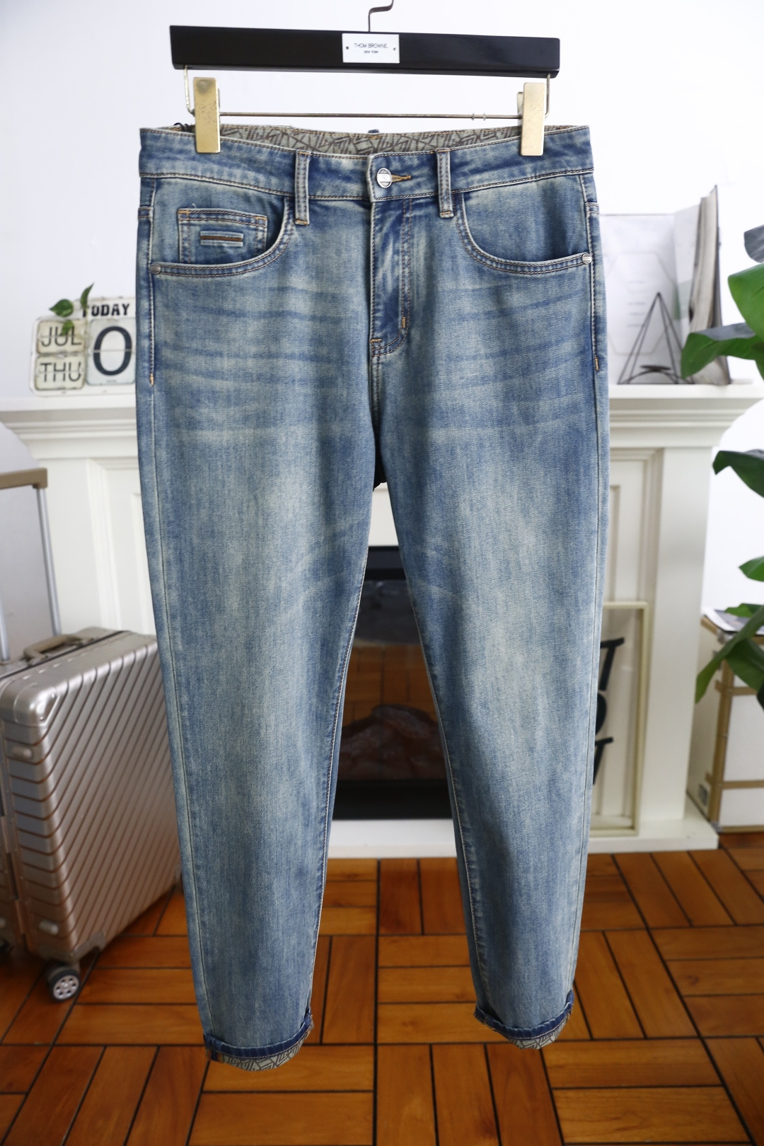 NO:469599,Zenia/Ze*na. New in summer!  Fashionable men's summer casual jeans are made of customer-supplied wash stretch jeans!  Luxury classic brand letter LOGO matching!  Fashion trends have therefore become one of the biggest selling points and are extremely cost-effective. There is no confusion or trouble of color conflict. Such a rich high-end jeans are absolutely fashionable, casual and versatile!  A must-have for trendy men!  Counter size 29-38, shipped the next day!  ,zegna,jeans,alexander wang19860909杰尼亚/Ze*na. 夏季新品！时尚男士夏季休闲牛仔裤采用客供水洗弹力牛仔裤！奢华经典品牌字母LOGO搭配！时尚潮流因此已成为最大卖点之一而性价比又极高,没有颜色冲突的困惑或困扰,这么一款丰富内练高端牛仔裤,绝对时尚休闲百搭款！潮男必备！专柜尺码29-38,隔天出货！,,zegna,jeans,alexander wang,Men's clothing