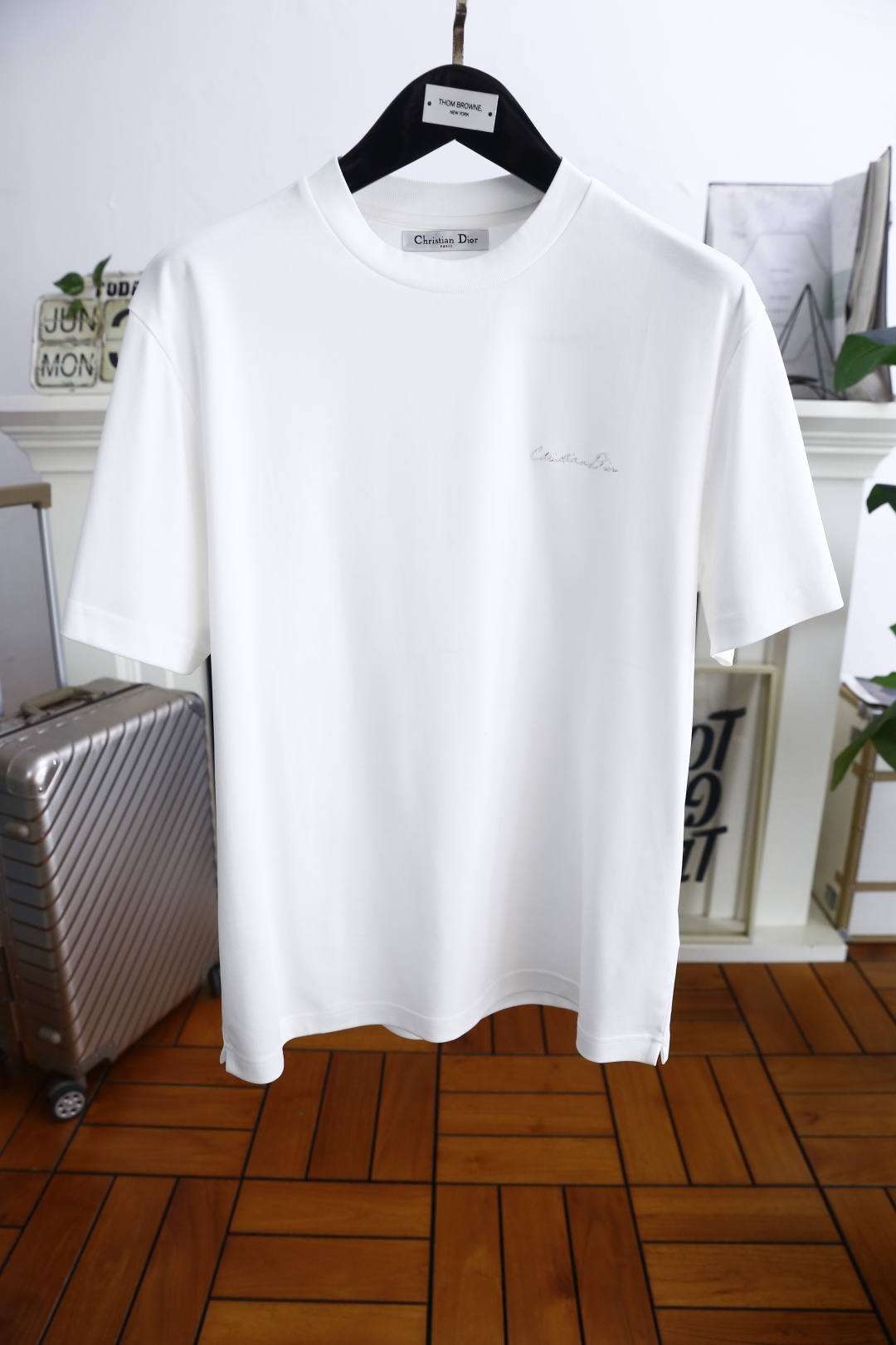 NO:469643,Dior/Christian D*or. The new summer product of men's round neck short sleeves, luxury brand LOGO logo on the chest can be appreciated by the upper body!  The overall style is fashionable and trendy, using comfortable and breathable cotton fabric, soft, skin-friendly and breathable, and has a very crisp and crisp drooping feeling. The upper body is fashionable and fashionable colors, a must-have item for trendy men!  Counter size M-5XL, shipped the next day!  ,dior,T-shirt,alexander wang19860909迪奥/Christian D*or. 夏季新品男士圆领短袖胸前奢华品牌LOGO标识标注上身就能体会这款设计带来的年轻与时尚感！整体时尚而有潮流,采用舒适透气棉面料 柔软亲肤透气 ,又有很好的挺括 垂感 上身时尚潮流色系,潮男必备单品！专柜尺码M-5XL,隔天出货！,,dior,T-shirt,alexander wang,Men's clothing