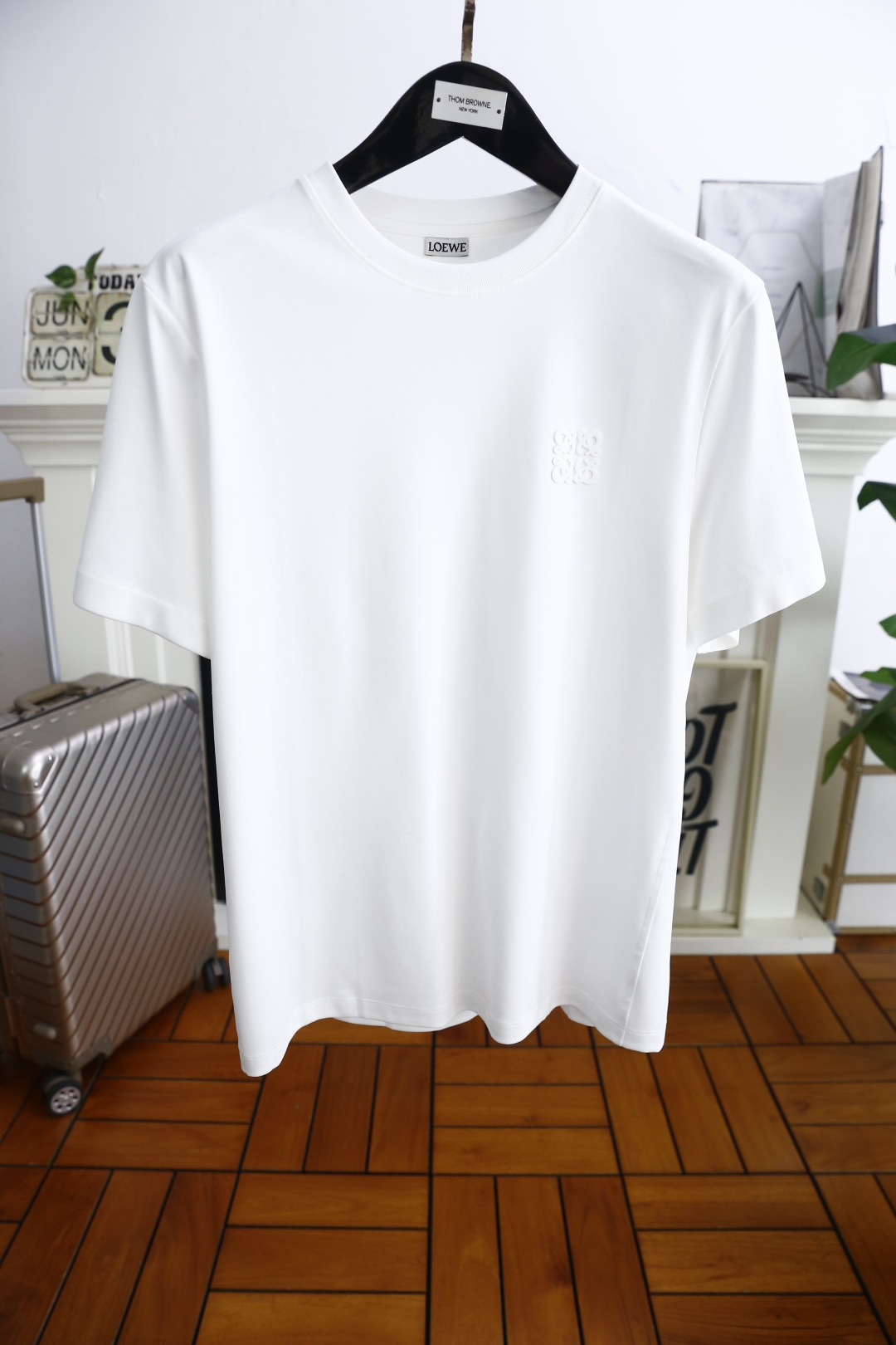 NO:462704,Luo Yiwei. New summer 2025!  Fashionable and casual round neck short-sleeved fashion item design, more fashionable and comfortable, high-standard customization, very stylish upper body, luxurious classic brand LOGO pattern on the chest, customer-supplied auxiliary materials, imported high-end comfortable breathable fabric with very delicate texture, exquisite details and exquisite craftsmanship, extremely shaping item, can be matched with any fashion, super good style. Counter size: M-5XL, shipped the next day!  ,loewe,T-shirt,alexander wang19860909罗意威. 2025夏季新款！时尚休闲圆领短袖时尚单品设计,更加时尚舒适,高标准定制,上身非常有型,胸前奢华经典品牌LOGO图案 客供辅料,客供进口高档舒适透气面料质感非常细腻,细节工艺精湛考究,塑造性极高的一款单品,任何时装都可以搭配,版型超级好 潮男必备单品专柜尺码:M-5XL,隔天出货！,,loewe,T-shirt,alexander wang,Men's clothing