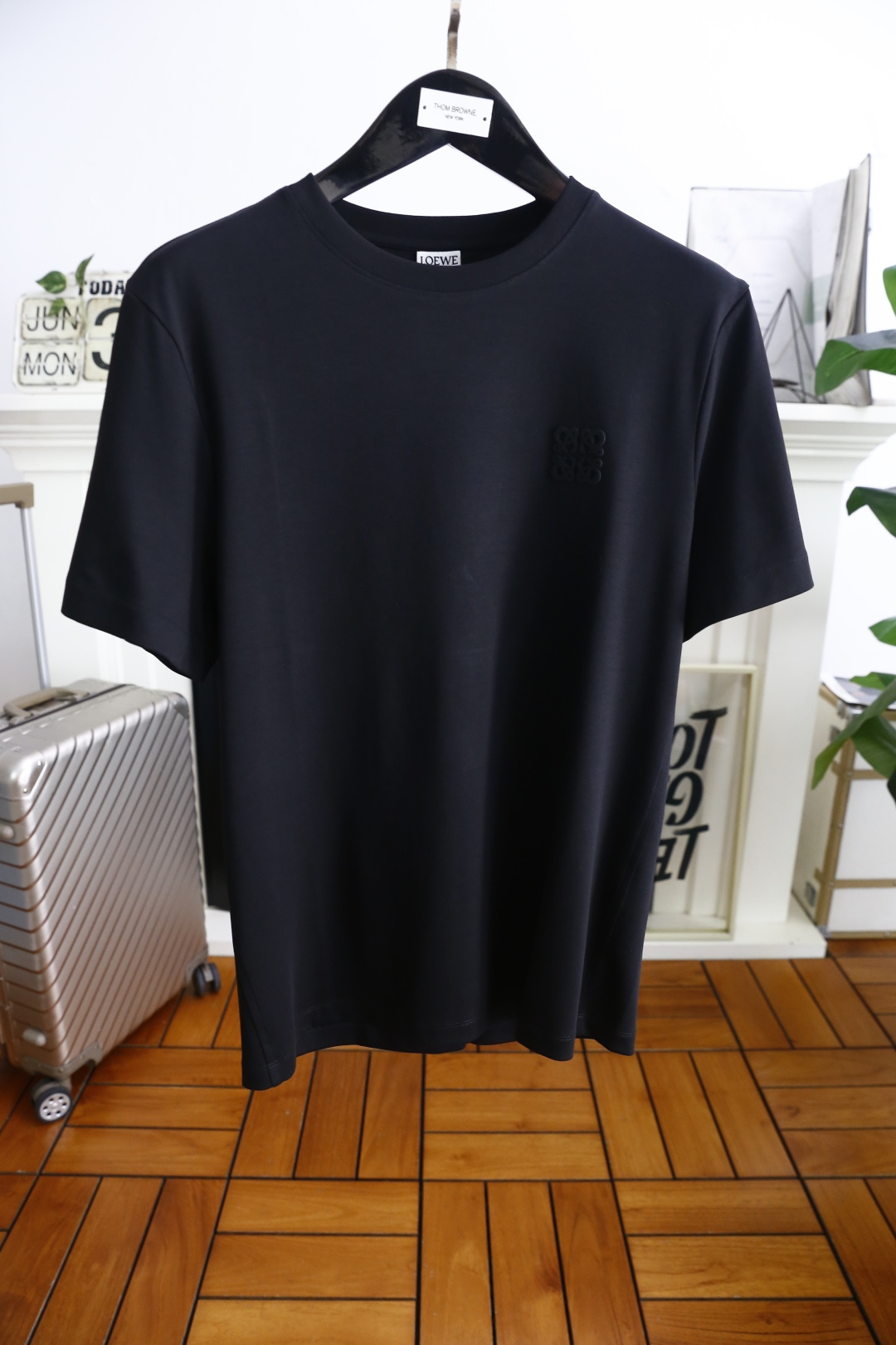 NO:469648,Luo Yiwei. New summer model!  Fashionable and casual round neck short-sleeved fashion item design, more fashionable and comfortable, high-standard customization, very stylish upper body, luxurious classic brand LOGO pattern on the chest, customer-supplied auxiliary materials, imported high-end comfortable breathable fabric with very delicate texture, exquisite details and exquisite craftsmanship, extremely shaping item, can be matched with any fashion, super good style. Counter size: M-5XL, shipped the next day!  ,loewe,T-shirt,alexander wang19860909罗意威. 夏季新款！时尚休闲圆领短袖时尚单品设计,更加时尚舒适,高标准定制,上身非常有型,胸前奢华经典品牌LOGO图案 客供辅料,客供进口高档舒适透气面料质感非常细腻,细节工艺精湛考究,塑造性极高的一款单品,任何时装都可以搭配,版型超级好 潮男必备单品专柜尺码:M-5XL,隔天出货！,,loewe,T-shirt,alexander wang,Men's clothing