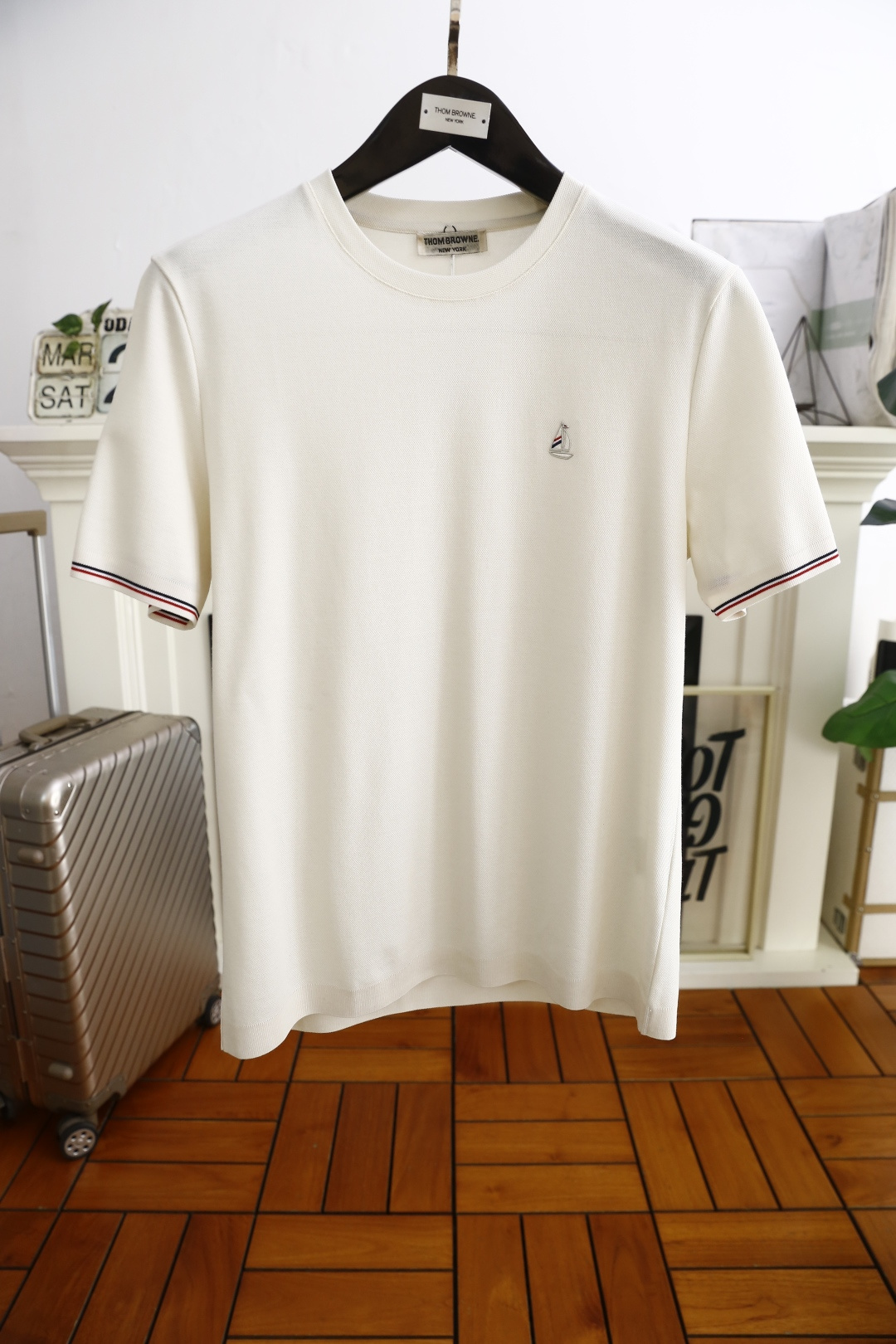 NO:469633,Tom Brown. New summer products, classic fashion lapel polo short-sleeved fashion item design, more fashionable and comfortable, high-standard customization, very stylish on the upper body, luxury brand classic LOGO pattern, customer-supplied auxiliary materials, customer-supplied imported high-end fine Judy fabrics have very delicate texture, exquisite details and exquisite craftsmanship, all accessories are provided by foreign merchants, a very high shaping item, can be matched with any fashion, super good style, a must-have item for trendy men, counter size: M-4XL, shipped the next day!  ,thom browne,T-shirt,alexander wang19860909汤姆布朗. 夏季新品经典时尚翻领polo短袖时尚单品设计,更加时尚舒适,高标准定制,上身非常有型,奢华品牌经典LOGO 图案 客供辅料,客供进口高档加细朱迪面料质感非常细腻,细节工艺精湛考究,辅料皆为外商客供,塑造性极高的一款单品,任何时装都可以搭配,版型超级好 潮男必备单品 专柜尺码:M-4XL,隔天出货！,,thom browne,T-shirt,alexander wang,Men's clothing