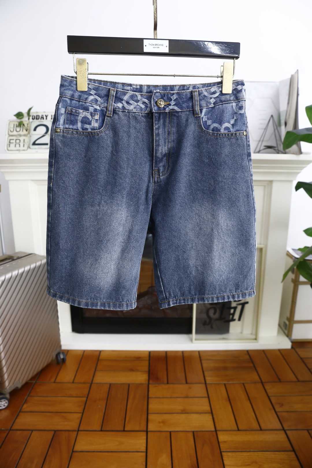 NO:462751,Gucci/Gu*ci. 2025ss summer new product!  Fashionable men's versatile denim shorts luxury brand classic letter LOGO design uses comfortable washing denim fabric high-end customization, soft touch, fashionable luxury goods, fashion brands, just to improve your quality of life, you can determine the personalized customization, the style is excellent, the details are impeccable!  The style is not picky and very high-end. It is a must-have for trendy men!  Counter size 30-36, shipped the next day!  ,gucci,shorts,alexander wang19860909古驰/Gu*ci. 2025ss夏季新品！时尚男士百搭牛仔短裤奢华品牌经典字母LOGO设计采用舒适洗水牛仔面料高端定制 手感柔软 时尚奢侈品 时尚大牌 只是为了提升你的生活品质 你来确定个性定制 版型超赞,细节做工无可挑剔！款式不挑人 特别高档 潮男必入手！专柜尺码30-36,隔天出货！,,gucci,shorts,alexander wang,Men's clothing