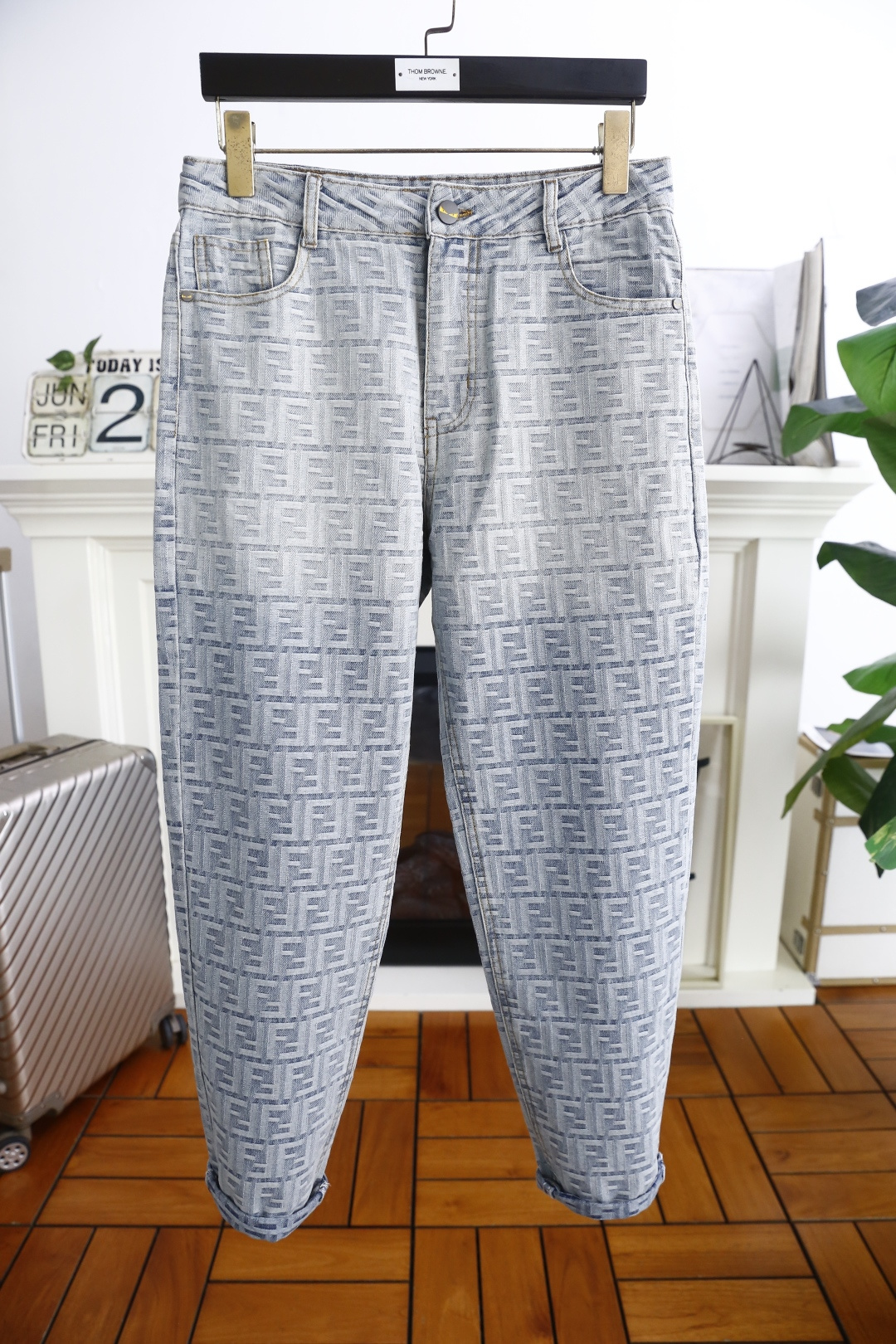 NO:462737,Fendi/Fe*di. 25 summer new brand loose original single men's versatile jeans luxury brand original LOGO matching!  The role of ace hits every season is like a classic signature textbook!  A pair of pants with a very aesthetic tone, dominated by fabric and quality, continues the essence of normal design, with label elements perfectly embedded, which is a distinctive feature of identity and is quite distinctive!  Customer-supplied top-quality washing buffet fabrics, the fabric has first-class texture, slightly elastic, excellent scratchiness and boneiness, and the capable and neat cut, and the upper body effect is excellent!  A must-have artifact for trendy men!  Counter size 30-36, no 35!  Shipping the next day!  ,fendi,jeans,alexander wang19860909芬迪/Fe*di. 25夏季新品潮牌宽松原单男士百搭牛仔裤奢华品牌原版LOGO搭配！每一季的王牌级爆款担当,俨然属于经典招牌教科书般存在！极具美学基调的一款裤子,以面料和品质为主导,延续了常态化的设计精髓,标签化元素完美嵌入,属于身份的特色彰显,辨识度颇为鲜明！客供进口顶级洗水牛仔面料,面料质地一流,略带弹力,挺刮度与筋骨感极好,干练利落的裁剪,上身效果极好！潮男必备神器！专柜尺码30-36,无35！隔天出货！,,fendi,jeans,alexander wang,Men's clothing