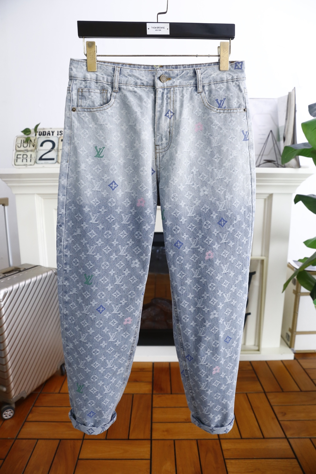 NO:462730,Louis Vuit*/Louis Vuit*on. 25 summer new brand loose original single men's versatile jeans luxury brand original LOGO matching!  The role of ace hits every season is like a classic signature textbook!  A pair of pants with a very aesthetic tone, dominated by fabric and quality, continues the essence of normal design, with label elements perfectly embedded, which is a distinctive feature of identity and is quite distinctive!  Customer-supplied top-quality washing buffet fabrics, the fabric has first-class texture, slightly elastic, excellent scratchiness and boneiness, and the capable and neat cut, and the upper body effect is excellent!  A must-have artifact for trendy men!  Counter size 30-36, no 35!  Shipping the next day!  ,,louis vuitton,louis vuitton,jeans,alexander wang19860909路易威*/Louis Vuit*on. 25夏季新品潮牌宽松原单男士百搭牛仔裤奢华品牌原版LOGO搭配！每一季的王牌级爆款担当,俨然属于经典招牌教科书般存在！极具美学基调的一款裤子,以面料和品质为主导,延续了常态化的设计精髓,标签化元素完美嵌入,属于身份的特色彰显,辨识度颇为鲜明！客供进口顶级洗水牛仔面料,面料质地一流,略带弹力,挺刮度与筋骨感极好,干练利落的裁剪,上身效果极好！潮男必备神器！专柜尺码30-36,无35！隔天出货！,,louis vuitton,louis vuitton,jeans,alexander wang,Men's clothing