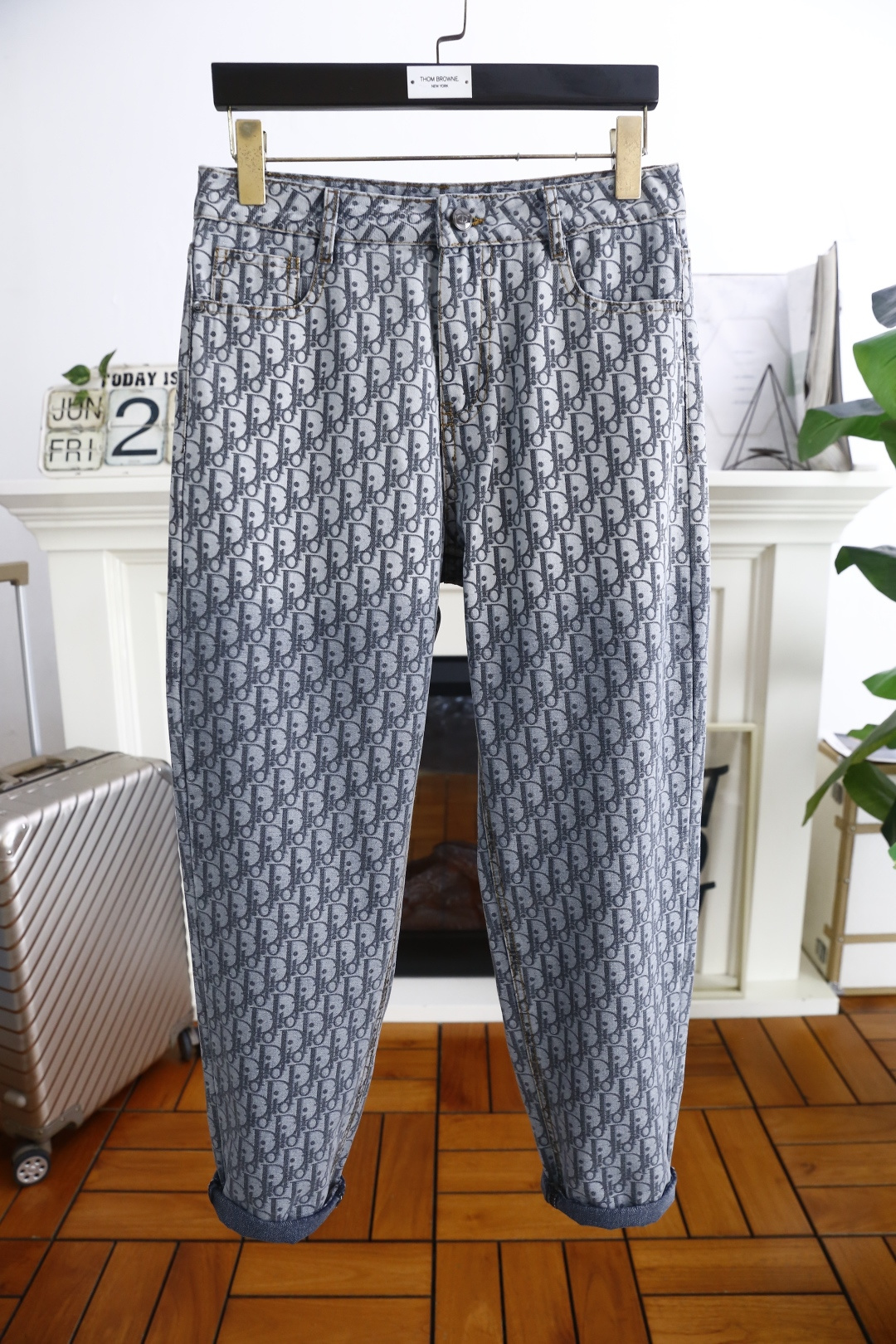 NO:462726,Dior/Christian D*or. 25 summer new brand loose original single men's versatile jeans luxury brand original LOGO matching!  The role of ace hits every season is like a classic signature textbook!  A pair of pants with a very aesthetic tone, dominated by fabric and quality, continues the essence of normal design, with label elements perfectly embedded, which is a distinctive feature of identity and is quite distinctive!  Customer-supplied top-quality washing buffet fabrics, the fabric has first-class texture, slightly elastic, excellent scratchiness and boneiness, and the capable and neat cut, and the upper body effect is excellent!  A must-have artifact for trendy men!  Counter size 30-36, no 35!  Shipping the next day!  ,dior,jeans,alexander wang19860909迪奥/Christian D*or. 25夏季新品潮牌宽松原单男士百搭牛仔裤奢华品牌原版LOGO搭配！每一季的王牌级爆款担当,俨然属于经典招牌教科书般存在！极具美学基调的一款裤子,以面料和品质为主导,延续了常态化的设计精髓,标签化元素完美嵌入,属于身份的特色彰显,辨识度颇为鲜明！客供进口顶级洗水牛仔面料,面料质地一流,略带弹力,挺刮度与筋骨感极好,干练利落的裁剪,上身效果极好！潮男必备神器！专柜尺码30-36,无35！隔天出货！,,dior,jeans,alexander wang,Men's clothing