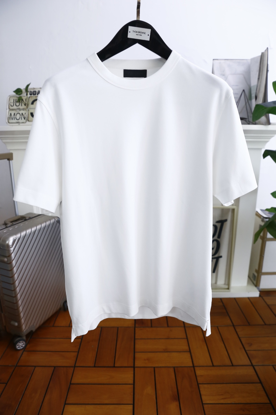 NO:462800,Jeni*/Ze*na. 2025 summer new product men's net short-sleeved fashion classic round neck design!  High-end custom versatile styles that anyone can easily control with. Use top-quality comfortable and breathable fabrics!  It is very high-end and understandable. It must be purchased!  Soft, skin-friendly and breathable, and has a very crisp and drooping feeling. The upper body is fashionable and fashionable, and it is a must-have item for trendy men!  Counter size M-3XL, shipped the next day!  ,zegna,T-shirt,alexander wang19860909杰尼*/Ze*na. 2025夏季新品男士净版短袖时尚经典圆领设计！高级定制百搭款式 任何人都可以轻松驾驭 采用顶级舒适透气面料！非常显档次懂货的必须入！柔软亲肤透气 ,又有很好的挺括 垂感 上身时尚潮流色系,潮男必备单品！专柜尺码M-3XL,隔天出货！,,zegna,T-shirt,alexander wang,Men's clothing