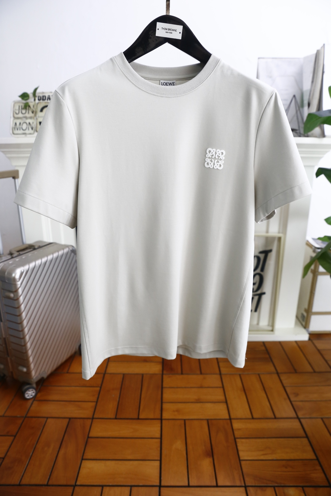 NO:462783,Luo Yiwei. New summer 2025!  Fashionable and casual round neck short-sleeved fashion item design, more fashionable and comfortable, high-standard customization, very stylish upper body, luxurious classic brand LOGO pattern on the chest, customer-supplied auxiliary materials, imported high-end comfortable breathable fabric with very delicate texture, exquisite details and exquisite craftsmanship, extremely shaping item, can be matched with any fashion, super good style. Counter size: M-5XL, shipped the next day!  ,loewe,T-shirt,alexander wang19860909罗意威. 2025夏季新款！时尚休闲圆领短袖时尚单品设计,更加时尚舒适,高标准定制,上身非常有型,胸前奢华经典品牌LOGO图案 客供辅料,客供进口高档舒适透气面料质感非常细腻,细节工艺精湛考究,塑造性极高的一款单品,任何时装都可以搭配,版型超级好 潮男必备单品专柜尺码:M-5XL,隔天出货！,,loewe,T-shirt,alexander wang,Men's clothing