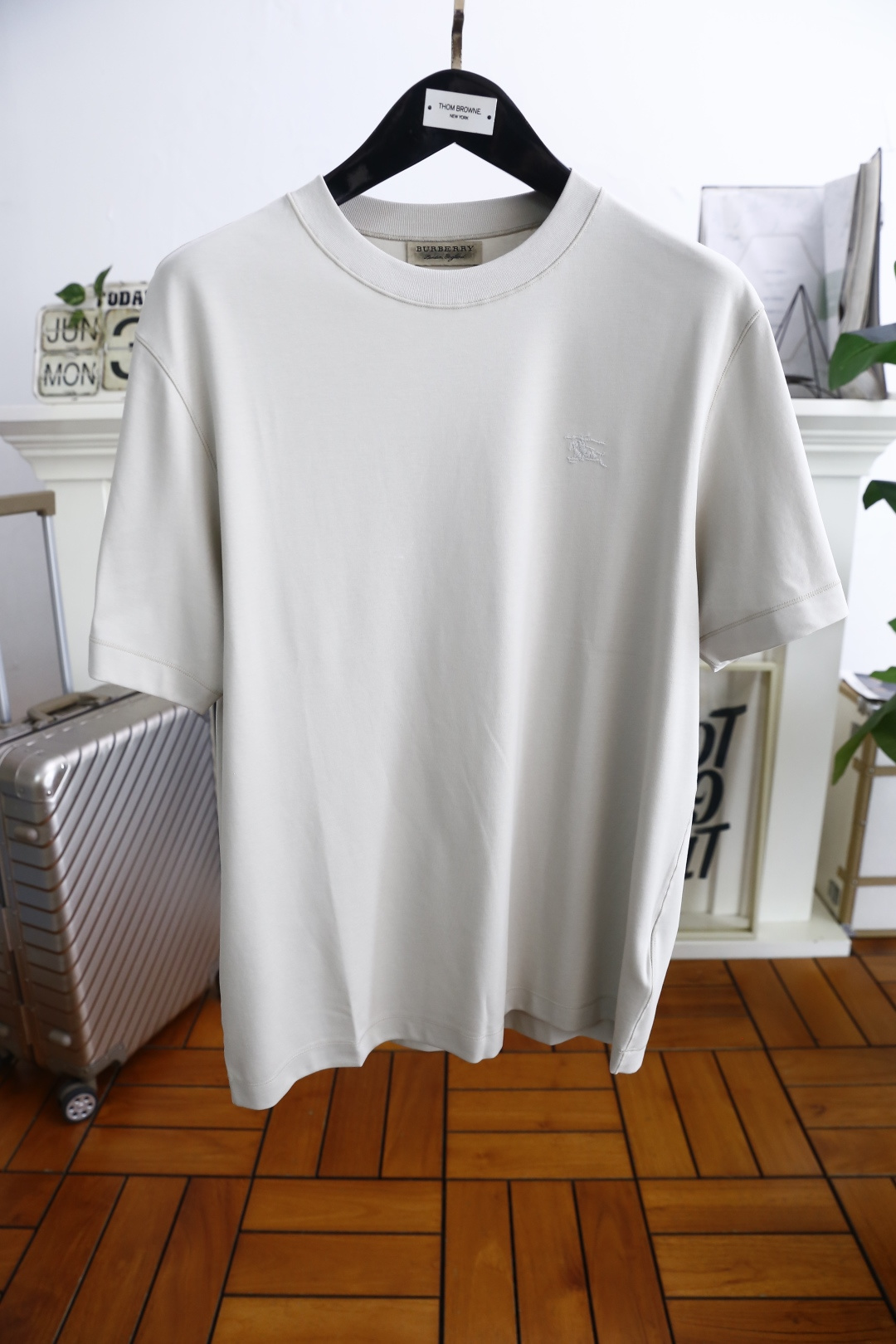 NO:462791,Burberry/Burbe*ry. 25Bur summer new product men's round neck short sleeve classic round neck design!  The brand Zhanma LOGO logo on the chest can be used to appreciate the youthfulness and fashion sense brought by this design!  The overall style is fashionable and trendy, using comfortable and breathable cotton fabric, soft, skin-friendly and breathable, and has a very crisp and drooping feeling. The upper body is fashionable and fashionable, and it is a must-have item in summer!  Counter size M-5XL, shipped the next day!  ,burberry,burberry,T-shirt,alexander wang19860909巴宝丽/Burbe*ry. 25Bur夏季新品男士圆领短袖经典圆领设计！胸前品牌战马LOGO标识标注上身就能体会这款设计带来的年轻与时尚感！整体时尚而有潮流,采用舒适透气棉面料 柔软亲肤透气 ,又有很好的挺括 垂感 上身时尚潮流色系,夏季必备单品！专柜尺码M-5XL,隔天出货！,,burberry,burberry,T-shirt,alexander wang,Men's clothing