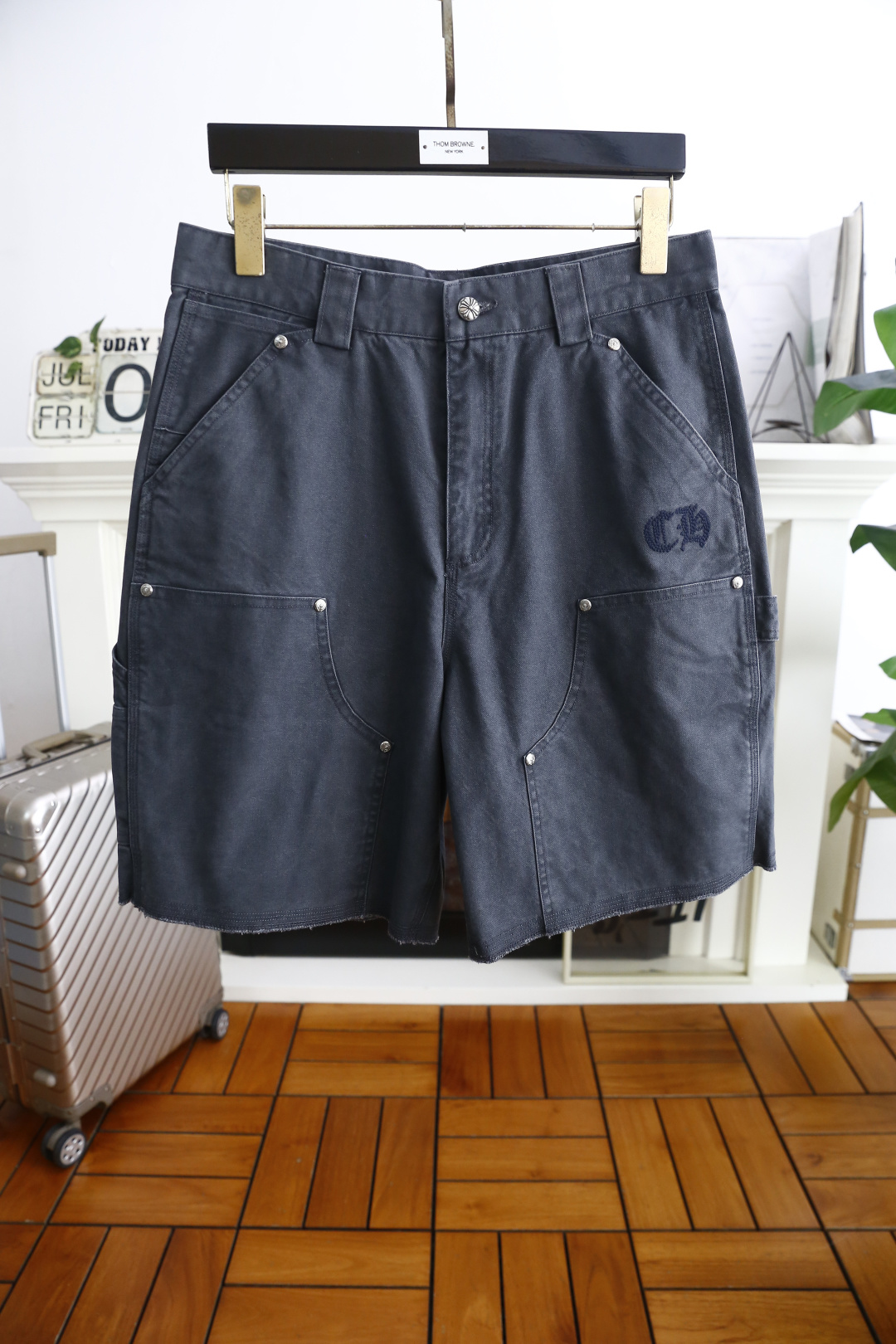 NO:510566,Crowxin. 2025 summer new fashion men's five-point shorts classic and versatile style without too much decoration. Main fabric and style. The elastic waist and pocket design fabric is made of top-quality comfortable and breathable fabric, moderate thickness, skin-friendly on the upper body, breathable, and can have a good sense of crispness. Orders of the full quality!  Counter size M-5XL, shipped the next day!  ,,chrome hearts,shorts,alexander wang19860909克罗心. 2025夏季新品时尚男士五分短裤经典百搭的款式 没有过多的装饰 主打面料与版型 松紧腰两侧口袋设计面料采用顶级舒适透气面料,厚度适中,上身亲肤 透气,能有很好的挺括感 全品相的订单！专柜尺码M-5XL,隔天出货！,,chrome hearts,shorts,alexander wang,Men's clothing