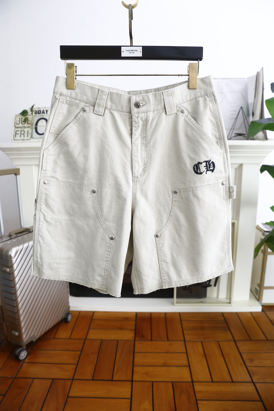 NO:462758,Crowxin. 2025 summer new fashion men's five-point shorts classic and versatile style without too much decoration. Main fabric and style. The elastic waist and pocket design fabric is made of top-quality comfortable and breathable fabric, moderate thickness, skin-friendly on the upper body, breathable, and can have a good sense of crispness. Orders of the full quality!  Counter size M-5XL, shipped the next day!  ,,chrome hearts,shorts,alexander wang19860909克罗心. 2025夏季新品时尚男士五分短裤经典百搭的款式 没有过多的装饰 主打面料与版型 松紧腰两侧口袋设计面料采用顶级舒适透气面料,厚度适中,上身亲肤 透气,能有很好的挺括感 全品相的订单！专柜尺码M-5XL,隔天出货！,,chrome hearts,shorts,alexander wang,Men's clothing