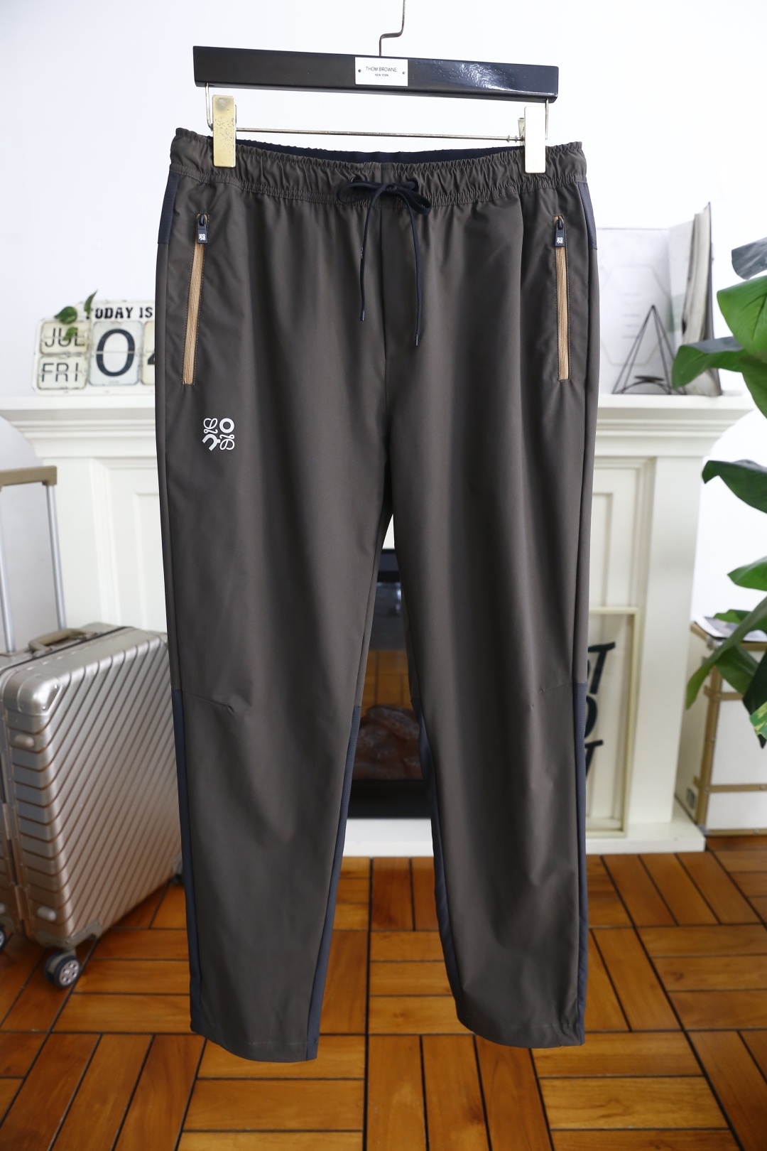 NO:462808,Luo Yiwei. 25 new summer products!  Fashionable men's elastic waist casual pants!  It uses imported comfortable and breathable fabrics, luxurious and classic brand LOGO design, and the upper body is casual and comfortable!  Elastic waist casual and versatile style without restraint!  The same product for overseas European counters, the upper body is fashionable and sporty, very low-key and luxurious!  The stitching of the turner is delicate and strong!  Perfect three-dimensional tailoring, highly recommend buying the product!  Counter size M-3XL, shipped the next day!  ,loewe,alexander wang19860909罗意威. 25夏季新品！时尚男士松紧腰休闲裤！采用进口舒适透气面料,奢华经典品牌LOGO设计 上身随意舒服！松紧腰休闲百搭款无束缚感！海外欧洲专柜同品,上身时尚运动显时尚,很低调且不失奢华品味！车工缝线细致而强悍！完美立体剪裁,强烈推荐购入货色！专柜尺码M-3XL,隔天出货！,,loewe,alexander wang,Men's clothing