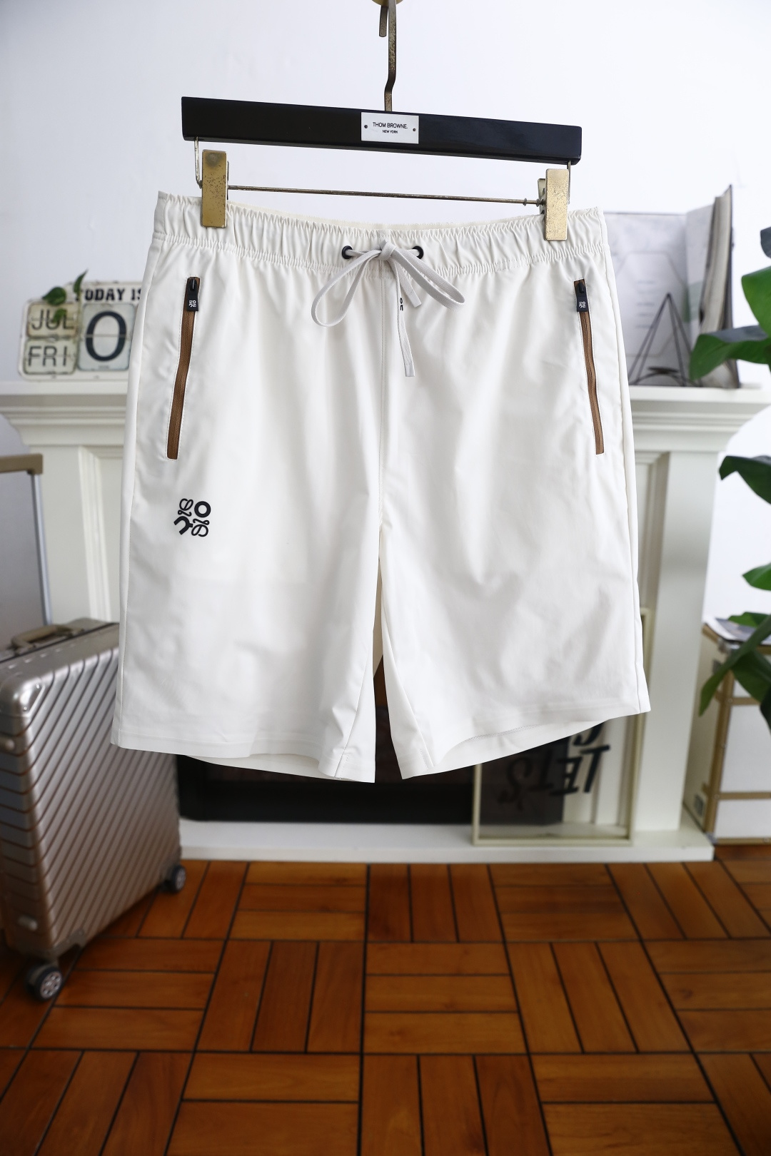 NO:462833,Luo Yiwei. 2025ss summer new product men's shorts luxury classic brand logo design uses comfortable and breathable fabric!  Share taste and value. It is very comfortable to wear, low-key and luxurious. It is very classy when worn. There is no need to say much about the trouser style and cutting. The upper body is exquisite and vivid. It is truly first-class and top-quality. It is a real palace-level casual shorts. The upper body is absolutely stylish and extremely luxurious. It is full of personality, atmospheric and versatile. It is a must-have when going out!  Size M-4XL, shipped the next day!  ,loewe,shorts,alexander wang19860909罗意威. 2025ss夏季新品男士短裤奢华经典品牌logo设计 采用舒适透气面料！品味与价值共享 身穿着非常舒适 低调不失奢华 穿出去非常有档次 裤型款式和裁剪亦无需多言 上身精致跃然.真正一等一顶级质料 真正殿堂级的休闲短裤 上身绝对的有型 极度奢华 个性十足,大气且百搭,出街必备！尺码M-4XL,隔天出货！,,loewe,shorts,alexander wang,Men's clothing