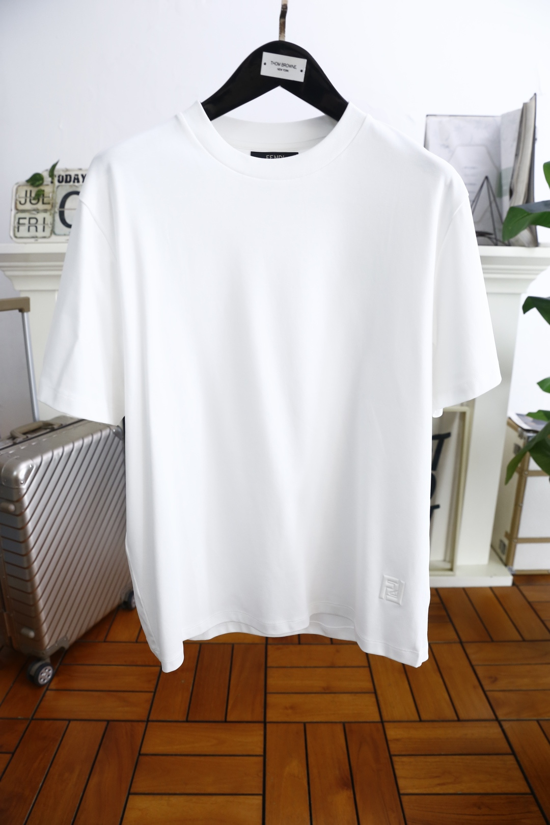 NO:462804,Fendi/Fe*di. 2025 summer new product for men's round neck short sleeves, luxury brand letter LOGO logo on the chest, you can appreciate the youthfulness and fashion sense brought by this design!  The overall style is fashionable and trendy, using comfortable and breathable cotton fabric, soft, skin-friendly and breathable, and has a very crisp and crisp drooping feeling. The upper body is fashionable and fashionable colors, a must-have item for trendy men!  Counter size M-5XL, shipped the next day!  ,fendi,T-shirt,alexander wang19860909芬迪/Fe*di. 2025夏季新品男士圆领短袖胸前奢华品牌字母LOGO标识标注上身就能体会这款设计带来的年轻与时尚感！整体时尚而有潮流,采用舒适透气棉面料 柔软亲肤透气 ,又有很好的挺括 垂感 上身时尚潮流色系,潮男必备单品！专柜尺码M-5XL,隔天出货！,,fendi,T-shirt,alexander wang,Men's clothing