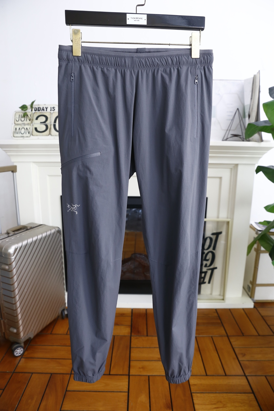 NO:462825,Archaeopt*ryx. 25 new summer fashion men's casual pants!  It uses imported quick-drying fabrics, luxurious brand classic LOGO design, and the upper body is casual and comfortable!  Elastic waist and close the casual combination without restraint!  The same product for overseas European counters, the upper body is fashionable and sporty, very low-key and luxurious!  The stitching of the turner is delicate and strong!  Perfect three-dimensional tailoring, highly recommend buying the product!  Counter size 30-32-34-36-38, shipped the next day!  ,arc'teryx,alexander wang19860909始祖鸟/archaeopt*ryx. 25夏季新品时尚男士休闲裤！采用进口速干面料,奢华品牌经典LOGO设计 上身随意舒服！松紧腰收口休闲搭配无束缚感！海外欧洲专柜同品,上身时尚运动显时尚,很低调且不失奢华品味！车工缝线细致而强悍！完美立体剪裁,强烈推荐购入货色！专柜尺码30-32-34-36-38,隔天出货！,arc'teryx,alexander wang,Men's clothing