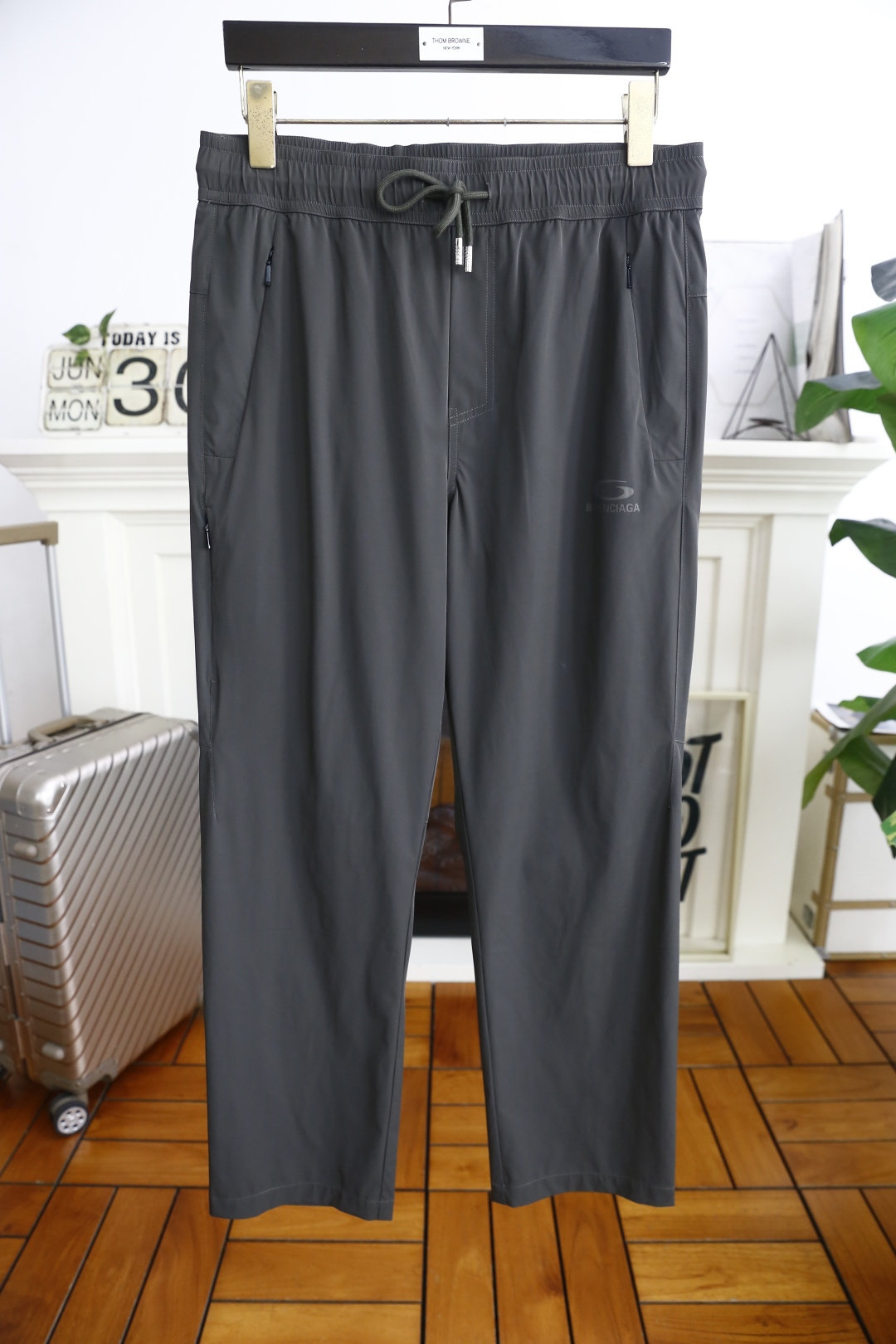 NO:462817,Balenciaga. 25 new summer fashion men's thin casual pants!  Classic two-side pocket design!  It uses imported comfortable and quick-drying breathable fabric, luxurious and classic LOGO design, and the upper body is comfortable!  Elastic waist and small feet with no restraint!  The same product for overseas European counters, the upper body is fashionable and sporty, very low-key and luxurious!  The stitching of the turner is delicate and strong!  Perfect three-dimensional tailoring, highly recommend buying the product!  Counter size S-4XL, shipped the next day!  ,balenciaga,alexander wang19860909巴黎世家. 25夏季新品时尚男士薄款休闲裤！经典两侧插袋设计！采用进口舒适速干透气面料,奢华经典LOGO设计 上身随意舒服！松紧腰小脚搭配无束缚感！海外欧洲专柜同品,上身时尚运动显时尚,很低调且不失奢华品味！车工缝线细致而强悍！完美立体剪裁,强烈推荐购入货色！专柜尺码S-4XL,隔天出货！,,balenciaga,alexander wang,Men's clothing