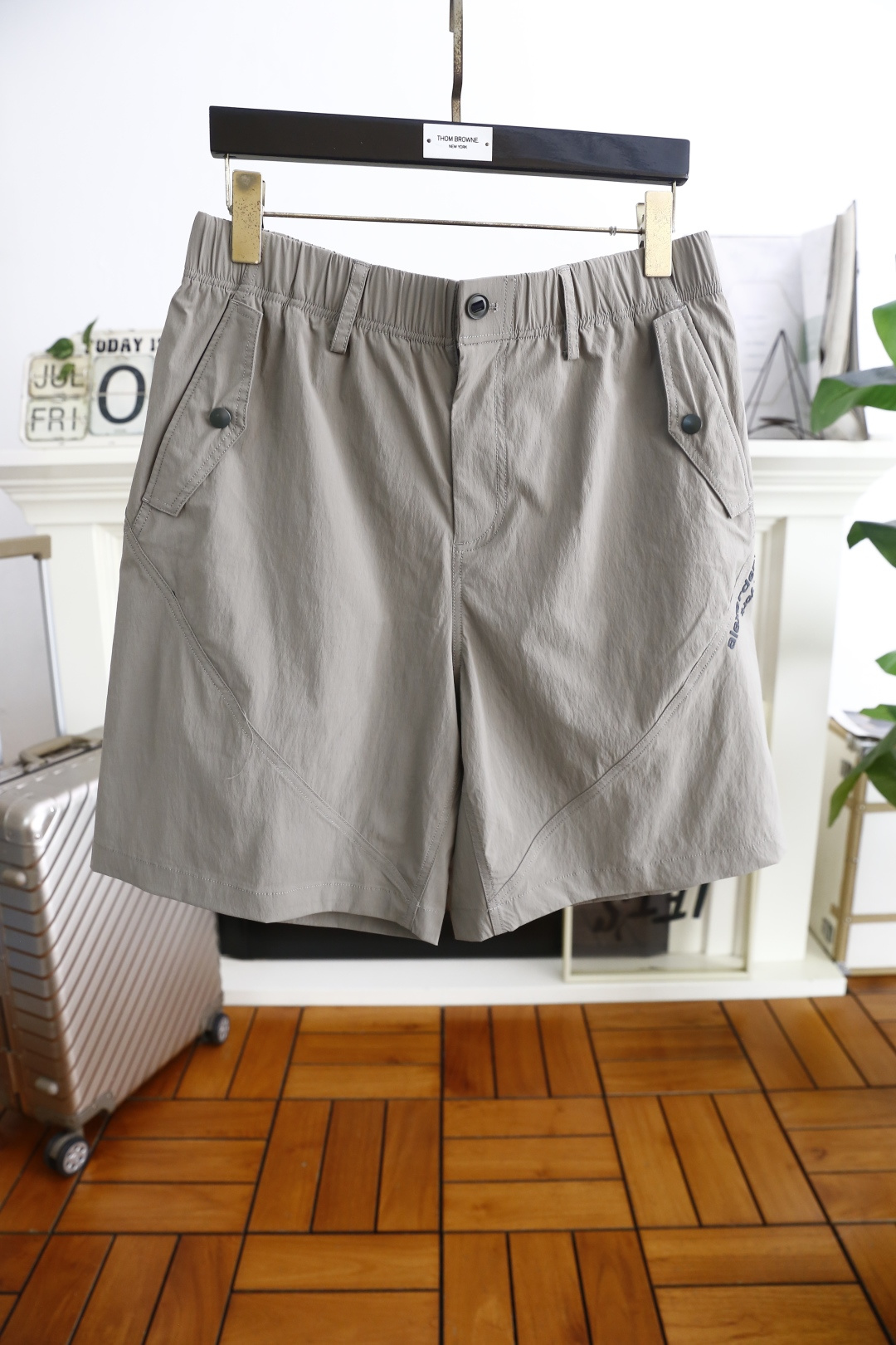 NO:462768,Alexander King. 2025 summer new product for men's fashionable casual shorts!  The overall simple design, classic and versatile style, without too much decoration, the main fabric and style!  Luxury classic brand letter LOGO is the highlight of the details. The fabric is made of top-quality comfortable fabrics, moderate thickness, skin-friendly on the upper body, breathable, and has a good sense of crispness. Orders of the full quality!  Counter size M-4XL, shipped the next day!  ,alexander wang,shorts,alexander wang19860909亚历山大王. 2025夏季新品男士时尚休闲短裤！整体简约的设计,经典百搭的款式 没有过多的装饰 主打面料与版型！奢华经典品牌字母LOGO作为细节亮点 面料采用顶级舒适面料,厚度适中,上身亲肤 透气,能有很好的挺括感 全品相的订单！专柜尺码M-4XL,隔天出货！,,alexander wang,shorts,alexander wang,Men's clothing