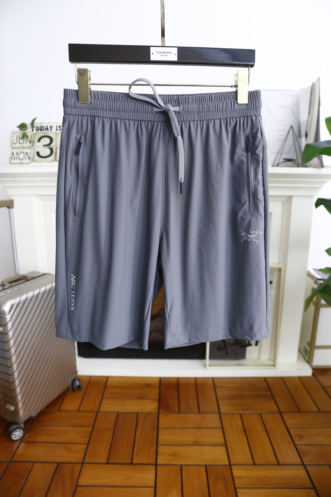 NO:462786,Archaeopteryx. 2025ss summer new product men's shorts luxury classic brand letter logo design using comfortable quick-drying fabric!  Share taste and value. It is very comfortable to wear, low-key and luxurious. It is very classy when worn. There is no need to say much about the pants style and cutting. The upper body is exquisite and vivid. It is truly first-class and top-quality. The real palace-level casual shorts. The upper body is absolutely stylish and extremely luxurious. It is full of personality, atmospheric and versatile. It is a must-have when going out!  Size L-4XL, shipped the next day!  ,arc'teryx,shorts,alexander wang19860909始祖鸟. 2025ss夏季新品男士短裤奢华经典品牌字母logo设计 采用舒适速干面料！品味与价值共享 身穿着非常舒适 低调不失奢华 穿出去非常有档次 裤型款式和裁剪亦无需多言 上身精致跃然.真正一等一顶级质料 真正殿堂级的休闲短裤 上身绝对的有型 极度奢华 个性十足,大气且百搭,出街必备！尺码L-4XL,隔天出货！,arc'teryx,shorts,alexander wang,Men's clothing