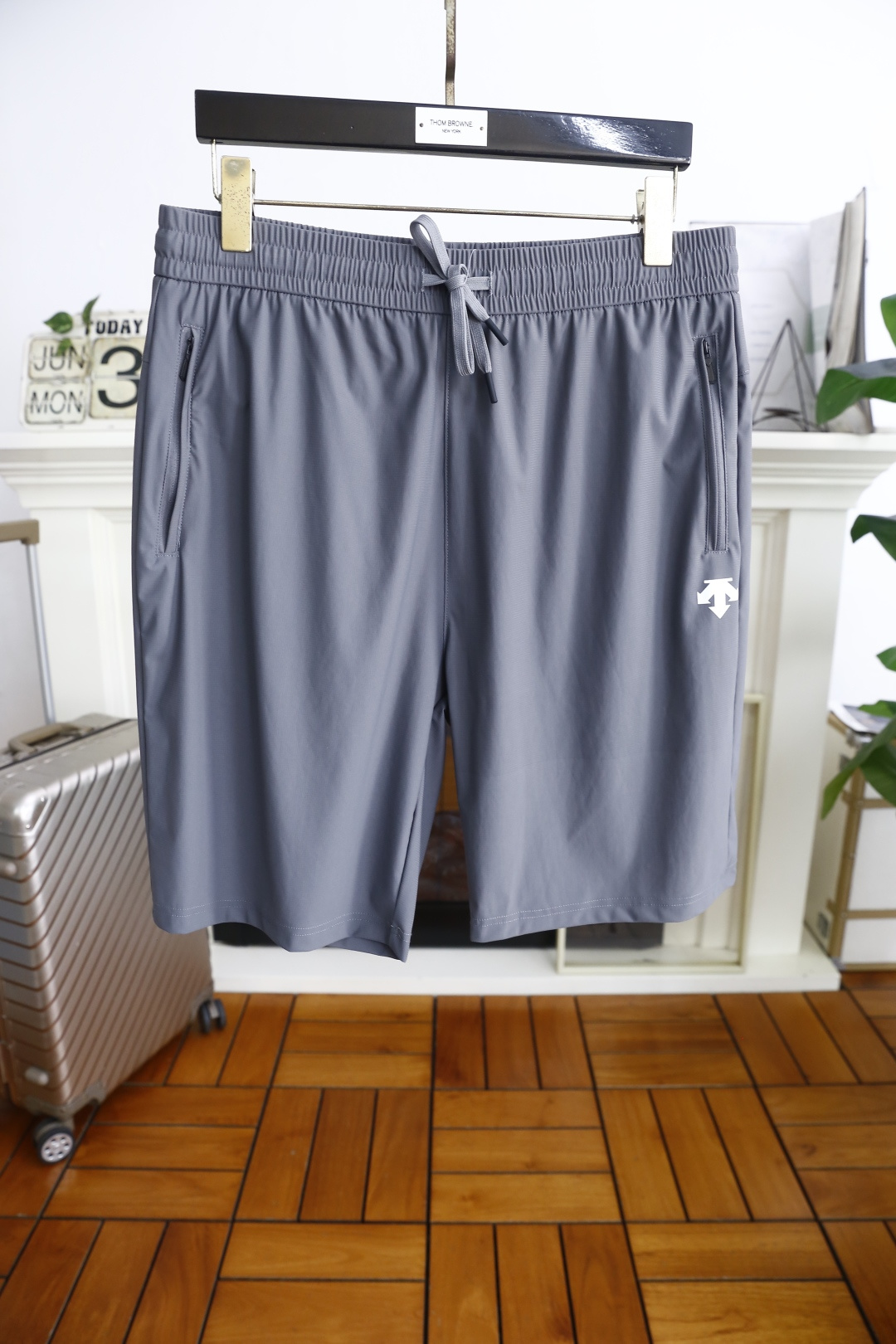 NO:462777,DiSant. 2025ss summer new product men's shorts luxury classic brand logo design uses comfortable quick-drying fabric!  Share taste and value. It is very comfortable to wear, low-key and luxurious. It is very classy when worn. There is no need to say much about the pants style and cutting. The upper body is exquisite and vivid. It is truly first-class and top-quality. The real palace-level casual shorts. The upper body is absolutely stylish and extremely luxurious. It is full of personality, atmospheric and versatile. It is a must-have when going out!  Size L-4XL, shipped the next day!  ,,shorts,alexander wang19860909迪桑特. 2025ss夏季新品男士短裤奢华经典品牌logo设计 采用舒适速干面料！品味与价值共享 身穿着非常舒适 低调不失奢华 穿出去非常有档次 裤型款式和裁剪亦无需多言 上身精致跃然.真正一等一顶级质料 真正殿堂级的休闲短裤 上身绝对的有型 极度奢华 个性十足,大气且百搭,出街必备！尺码L-4XL,隔天出货！,,shorts,alexander wang,Men's clothing