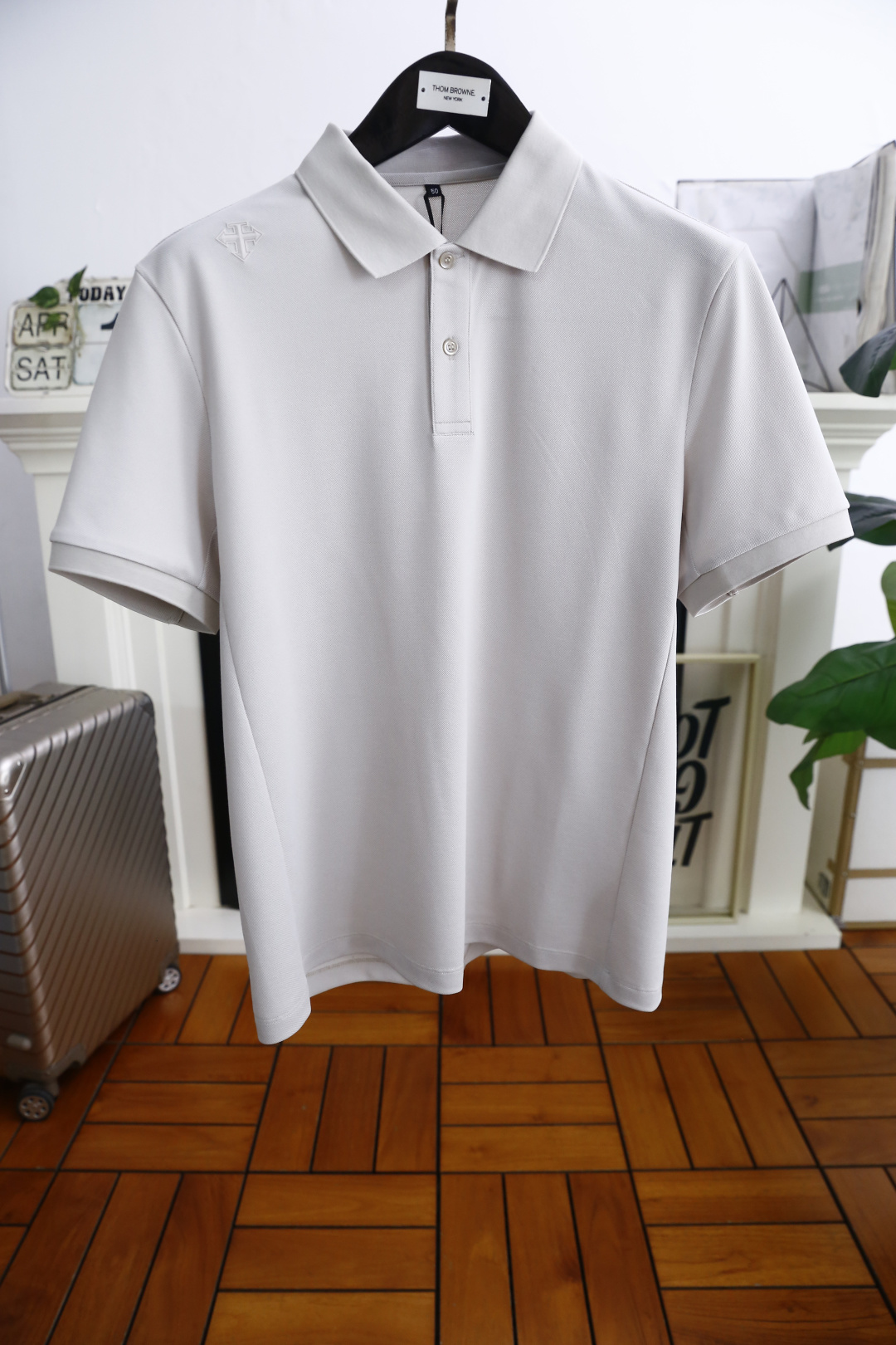 NO:462795,Desante. New 2025 summer products!  Classic fashion lapel polo short-sleeved fashion item design, more fashionable and comfortable, high-standard customization, very stylish on the upper body, luxury brand classic LOGO pattern customer-supplied auxiliary materials, customer-supplied imported comfortable breathable fabric with very delicate texture, exquisite and exquisite detailing and exquisite accessories, all supplied by foreign merchants, a very high shaping item, can be matched with any fashion, the style is super good, a must-have item for trendy men!  Counter size: 48-58, shipped the next day!  ,T-shirt,alexander wang19860909迪桑特. 2025夏季新品！经典时尚翻领polo短袖时尚单品设计,更加时尚舒适,高标准定制,上身非常有型,奢华品牌经典LOGO图案 客供辅料,客供进口舒适透气面料质感非常细腻,细节工艺精湛考究,辅料皆为外商客供,塑造性极高的一款单品,任何时装都可以搭配,版型超级好 潮男必备单品！专柜尺码:48-58,隔天出货！,,T-shirt,alexander wang,Men's clothing