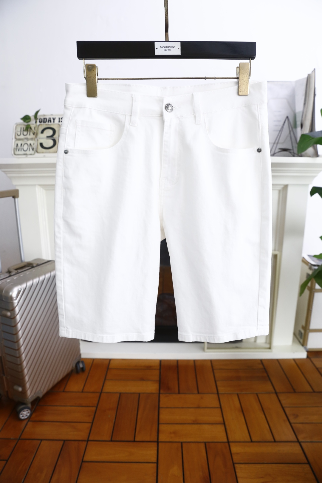 NO:459909,Mo*cler. New summer fashion men's five-point shorts back luxury brand LOGO design!  Classic and versatile styles, no too much decoration, main fabric and style, classic side pocket design fabric is made of top-quality comfortable and breathable fabric, moderate thickness, skin-friendly on the upper body, breathable, and has a good sense of crispness. Orders of the full quality!  Counter size 29-36, shipped the next day!  , Moncler, shorts, alexander wang19860909蒙口/Mo*cler. 夏季新品时尚男士五分短裤后幅奢华品牌LOGO设计！经典百搭的款式 没有过多的装饰 主打面料与版型 经典两侧口袋设计面料采用顶级舒适透气面料,厚度适中,上身亲肤 透气,能有很好的挺括感 全品相的订单！专柜尺码29-36,隔天出货！,,Moncler,shorts,alexander wang,Men's clothing