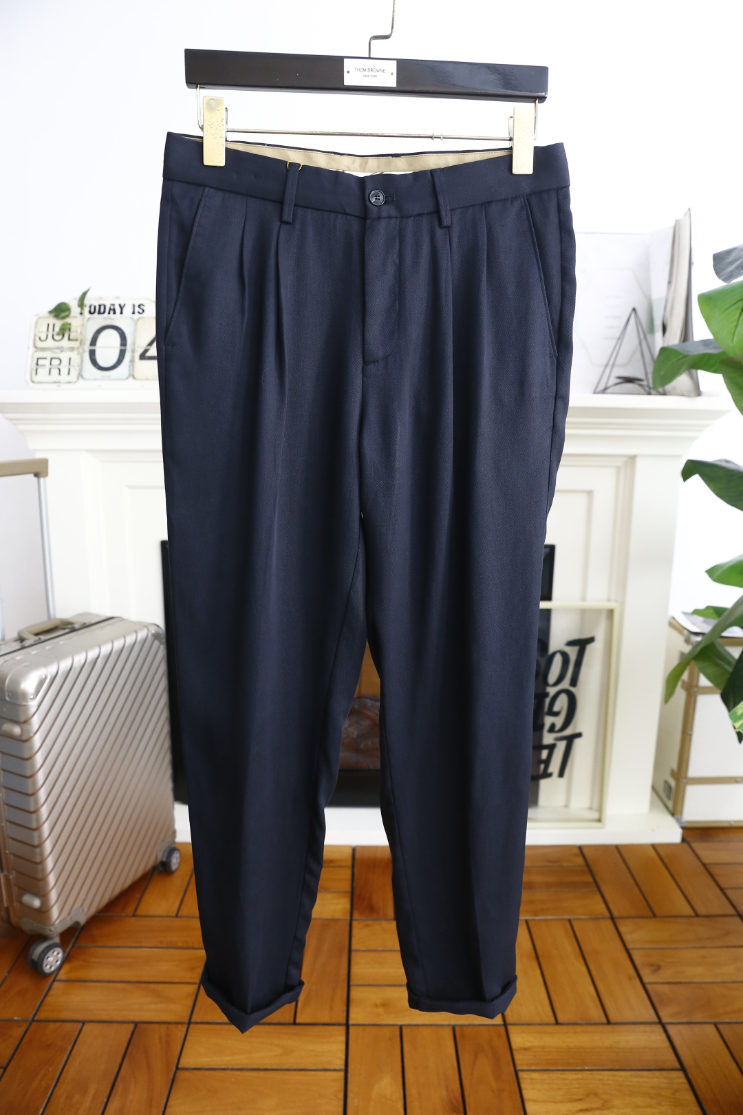 NO:459876,LP. 25 new summer fashion men's thin casual pants!  It uses imported comfortable and breathable fabrics, luxury brand classic LOGO design, and the upper body is casual and comfortable!  Fashionable and versatile casual styles are matched without restraint!  The same product for overseas European counters, the upper body is fashionable and sporty, very low-key and luxurious!  The stitching of the turner is delicate and strong!  Perfect three-dimensional tailoring, highly recommend buying the product!  Counter size 30-38, no 35/37!  Shipping the next day!  loro piana alexander wang19860909LP. 25夏季新品时尚男士薄款休闲裤！采用进口舒适透气面料,奢华品牌经典LOGO设计 上身随意舒服！时尚百搭休闲版型搭配无束缚感！海外欧洲专柜同品,上身时尚运动显时尚,很低调且不失奢华品味！车工缝线细致而强悍！完美立体剪裁,强烈推荐购入货色！专柜尺码30-38,无35/37！隔天出货！,,loro piana,alexander wang,Men's clothing