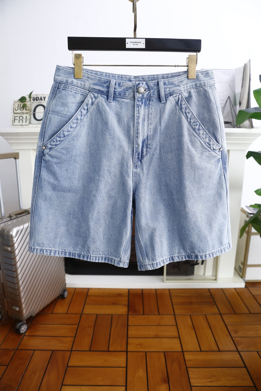 NO:459900,Louisville*/LV.ss summer new product!  Fashionable men's versatile denim shorts luxury brand classic custom LOGO design uses comfortable washing denim fabric high-end customization, soft touch, fashionable luxury goods, fashion brands, just to improve your quality of life, you can determine the personalized customization, the style is excellent, the details are impeccable!  The style is not picky and very high-end. It is a must-have for trendy men!  Counter size M-4XL, shipped the next day!  ,,louis vuitton,louis vuitton,shorts,alexander wang19860909路易威*/LV. ss夏季新品！时尚男士百搭牛仔短裤奢华品牌经典定制LOGO设计采用舒适洗水牛仔面料高端定制 手感柔软 时尚奢侈品 时尚大牌 只是为了提升你的生活品质 你来确定个性定制 版型超赞,细节做工无可挑剔！款式不挑人 特别高档 潮男必入手！专柜尺码M-4XL,隔天出货！,,louis vuitton,louis vuitton,shorts,alexander wang,Men's clothing