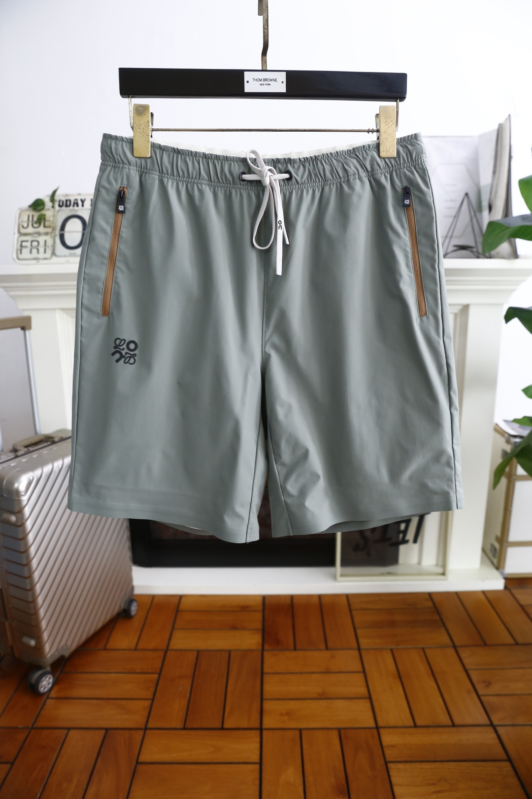 NO:459883,Luo Yiwei.ss summer new product men's shorts luxury classic brand logo design uses comfortable and breathable fabric!  Share taste and value. It is very comfortable to wear, low-key and luxurious. It is very classy when worn. There is no need to say much about the pants style and cutting. The upper body is exquisite and vivid. It is truly first-class and top-quality. The real palace-level casual shorts. The upper body is absolutely stylish and extremely luxurious. It is full of personality, atmospheric and versatile. It is a must-have when going out!  Size M-4XL, shipped the next day!  ,loewe,shorts,alexander wang19860909罗意威. ss夏季新品男士短裤奢华经典品牌logo设计 采用舒适透气面料！品味与价值共享 身穿着非常舒适 低调不失奢华 穿出去非常有档次 裤型款式和裁剪亦无需多言 上身精致跃然.真正一等一顶级质料 真正殿堂级的休闲短裤 上身绝对的有型 极度奢华 个性十足,大气且百搭,出街必备！尺码M-4XL,隔天出货！,,loewe,shorts,alexander wang,Men's clothing