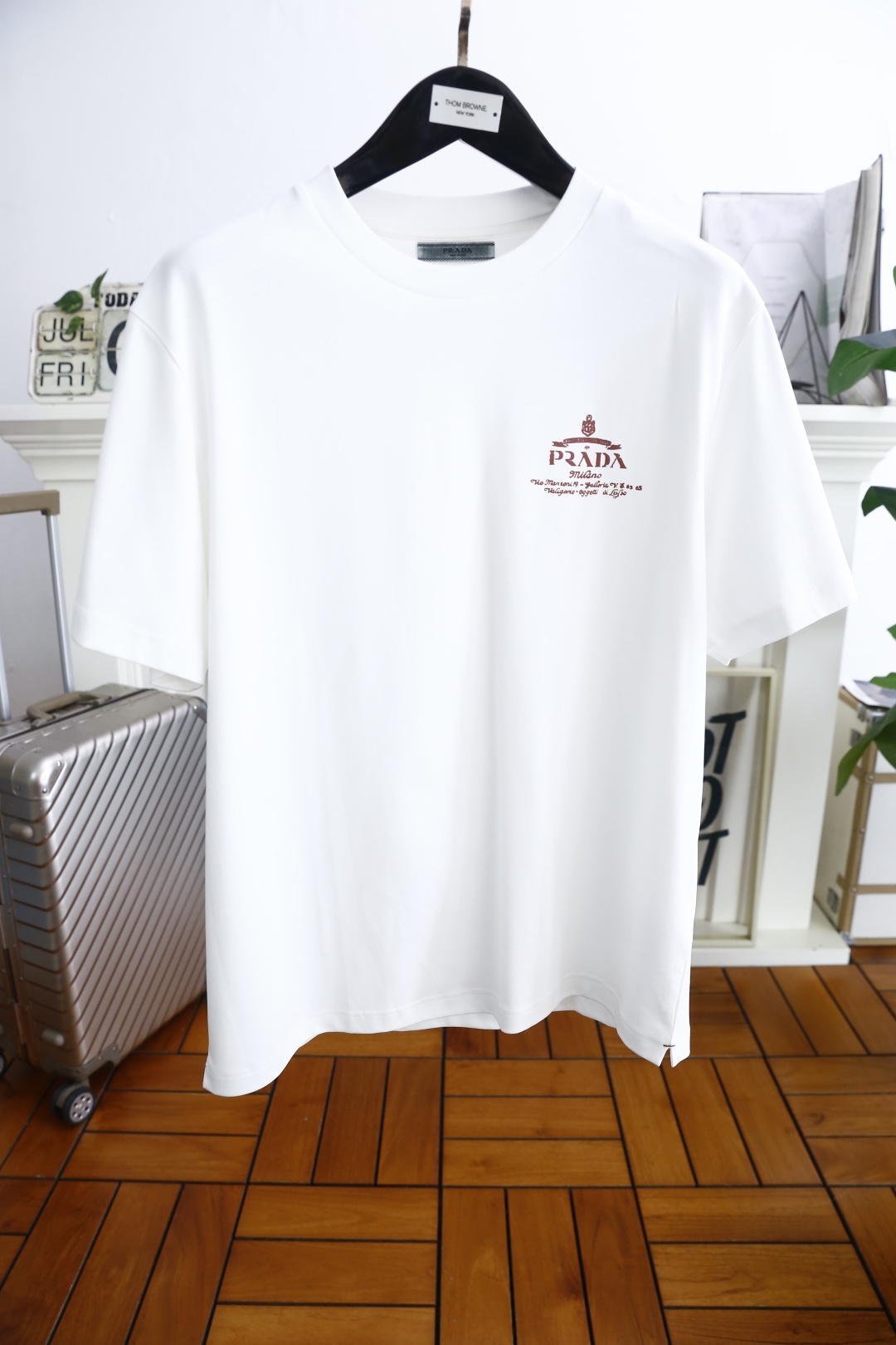 NO:459874,Pula*/Pr*da. New summer style!  Fashionable original single men's round neck short sleeve luxury classic brand letter LOGO design!  High-end customization, high-version, fashionable and versatile!  The European cotton fabric is made of comfortable and customized, and it feels super soft and delicate, and it is comfortable to wear. It is high-end boutique. The fine OEM factory makes it very good. It is a must-have item for men!  Size M-5XL, shipped the next day!  ,,prada,T-shirt,alexander wang19860909普拉*/Pr*da. 夏季新款！时尚原单男士圆领短袖奢华经典品牌字母LOGO设计！高端定制 高版本 时尚百搭爆款！采用舒适定制欧洲棉面料手感超柔软细腻 穿着亲肤舒适 高端精品 代工厂精细做上身非常赞 男士必备单品！尺码M-5XL,隔天出货！,,prada,T-shirt,alexander wang,Men's clothing