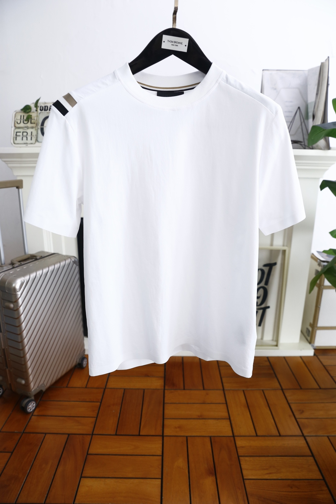 NO:459884,Jeni*/Ze*na. New summer products for men's short-sleeved fashion classic round neck design!  High-end custom versatile styles. Classic brand element designs can be easily controlled by anyone. Use top-quality comfortable and breathable fabrics!  It is very high-end and understandable. It must be purchased!  Soft, skin-friendly and breathable, and has a very crisp and drooping feeling. The upper body is fashionable and fashionable, and it is a must-have item for trendy men!  Counter size M-5XL, shipped the next day!  ,zegna,T-shirt,alexander wang19860909杰尼*/Ze*na. 夏季新品男士短袖时尚经典圆领设计！高级定制百搭款式 经典品牌元素设计任何人都可以轻松驾驭 采用顶级舒适透气面料！非常显档次懂货的必须入！柔软亲肤透气 ,又有很好的挺括 垂感 上身时尚潮流色系,潮男必备单品！专柜尺码M-5XL,隔天出货！,,zegna,T-shirt,alexander wang,Men's clothing