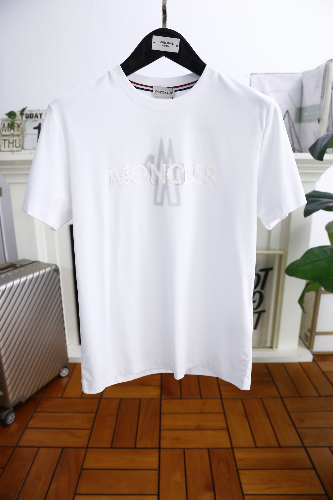 NO:459866,Mon*ler. New summer original single men's casual base short-sleeved T-shirt!  Luxurious classic brand original letter LOGO design!  High-end customization, high-version, fashionable and versatile!  It is made of comfortable 120 double-stranded cotton fabric, which feels super soft and delicate, and is comfortable to wear. High-end boutique. The fine OEM factory makes it very good. Men's must-have items, complete three standards!  Size 48-56, shipped the next day!  ,Moncler,T-shirt,tees,t-shirt,alexander wang19860909蒙口/Mon*ler. 夏季新款原单男士休闲打底短袖T恤！奢华经典品牌原版字母LOGO设计！高端定制 高版本 时尚百搭爆款！采用舒适120支双股丝爽棉面料手感超柔软细腻 穿着亲肤舒适 高端精品 代工厂精细做上身非常赞 男士必备单品 三标齐全！尺码48-56,隔天出货！,,Moncler,T-shirt,tees，t-shirt,alexander wang,Men's clothing