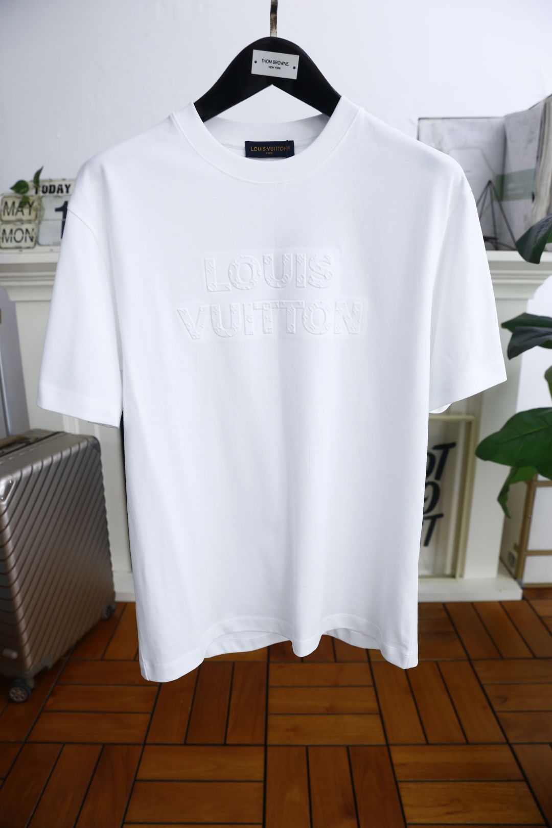 NO:459857,Louis Vuit*/Louis Vuit*on. New summer original single men's casual base short-sleeved T-shirt!  Luxurious classic brand original letter LOGO design!  High-end customization, high-version, fashionable and versatile!  The comfortable mercerized cloud cotton fabric is super soft and delicate, and it is comfortable to wear. It is high-end boutique. The fine OEM factory makes it very good. Men's must-have items. Complete three standards!  Size 48-56, shipped the next day!  ,,louis vuitton,louis vuitton,T-shirt,tees,t-shirt,alexander wang19860909路易威*/Louis Vuit*on. 夏季新款原单男士休闲打底短袖T恤！奢华经典品牌原版字母LOGO设计！高端定制 高版本 时尚百搭爆款！采用舒适丝光云朵棉面料手感超柔软细腻 穿着亲肤舒适 高端精品 代工厂精细做上身非常赞 男士必备单品 三标齐全！尺码48-56,隔天出货！,,louis vuitton,louis vuitton,T-shirt,tees，t-shirt,alexander wang,Men's clothing