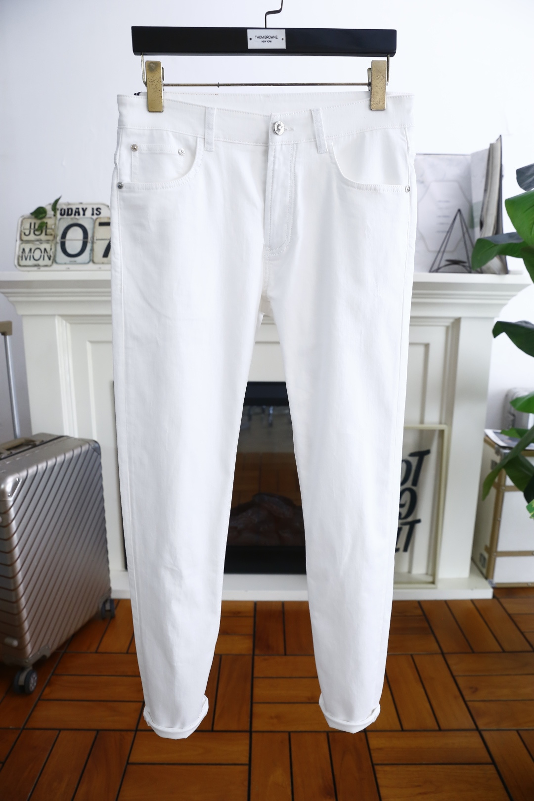 NO:459911,Aima 4/Her*es. 25 new high-end men's casual pants in summer!  Luxury classic brand LOGO accessories, hot-selling models for overseas counters, very comfortable to wear, low-key and luxurious, very classy when worn, no need to say much about the trouser style and cutting, exquisite and vivid high-end and top-quality materials, truly palace-grade denim selection, comfortable custom-made cotton fabric, excellent quality, heavy washing makes the pants very soft!  Not picky about people, the upper body is absolutely stylish and extremely luxurious. Counter size 28-38, 35!  Shipping the next day!  , hermes,alexander wang19860909爱马4/Her*es. 25夏季新品高端男士休闲裤！奢华经典品牌LOGO配饰 海外专柜热销款 身穿着非常舒适 低调不失奢华 穿出去非常有档次 裤型款式和裁剪亦无需多言 上身精致跃然高档一等一顶级质料 真正殿堂级的牛仔布选用 采用舒适定制棉面料,品质卓然,经过重水洗使得裤子很柔软！不挑人 上身绝对的有型 极度奢华. 专柜尺码 28-38,有35！隔天出货！,,hermes,alexander wang,Men's clothing