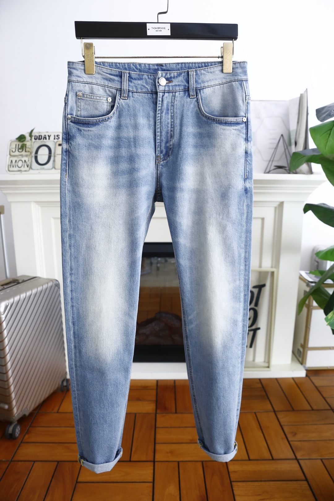 NO:459908,Louis Vuit*/Louis Vuit*on. New in summer!  Fashionable men's summer thin jeans are made of customer-supplied wash stretch jeans!  The custom logo of luxury classic brand highlights the brand's characteristics, and fashion trends have therefore become one of the biggest selling points and are extremely cost-effective. There is no confusion or trouble of color conflict. Such a rich high-end jeans are absolutely fashionable, casual and versatile!  A must-have for trendy men!  Counter size 28-38, shipped the next day!  ,,louis vuitton,louis vuitton,jeans,alexander wang19860909路易威*/Louis Vuit*on. 夏季新品！时尚男士夏季薄款牛仔裤采用客供水洗弹力牛仔裤！奢华经典品牌定制Logo标志彰显品牌特征,时尚潮流因此已成为最大卖点之一而性价比又极高,没有颜色冲突的困惑或困扰,这么一款丰富内练高端牛仔裤,绝对时尚休闲百搭款！潮男必备！专柜尺码28-38,隔天出货！,,louis vuitton,louis vuitton,jeans,alexander wang,Men's clothing