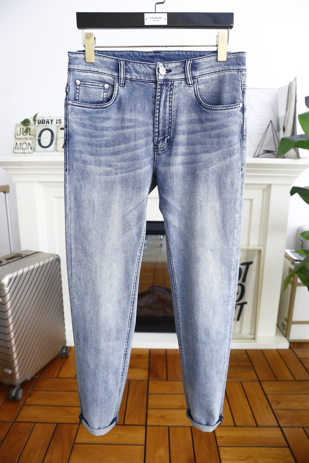 NO:459901,Pula*/Pr*da. New summer products!  Fashionable men's summer thin jeans are made of customer-supplied wash stretch jeans!  Luxurious classic custom logo pairing!  Fashion trends have therefore become one of the biggest selling points and are extremely cost-effective. There is no confusion or trouble of color conflict. Such a rich high-end jeans are absolutely fashionable, casual and versatile!  A must-have for trendy men!  Counter size 28-38, shipped the next day!  ,prada,jeans,alexander wang19860909普拉*/Pr*da. 夏季新品！时尚男士夏季薄款牛仔裤采用客供水洗弹力牛仔裤！奢华经典定制LOGO搭配！时尚潮流因此已成为最大卖点之一而性价比又极高,没有颜色冲突的困惑或困扰,这么一款丰富内练高端牛仔裤,绝对时尚休闲百搭款！潮男必备！专柜尺码28-38,隔天出货！,,prada,jeans,alexander wang,Men's clothing