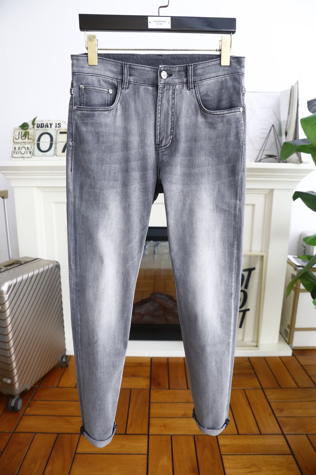 NO:459893,Dolce & Gabbana. New in summer!  Fashionable men's summer thin jeans are made of customer-supplied wash stretch jeans!  Luxurious classic custom logo pairing!  Fashion trends have therefore become one of the biggest selling points and are extremely cost-effective. There is no confusion or trouble of color conflict. Such a rich high-end jeans are absolutely fashionable, casual and versatile!  A must-have for trendy men!  Counter size 28-38, shipped the next day!  ,Dolce & Gabbana,jeans,alexander wang19860909杜嘉班纳. 夏季新品！时尚男士夏季薄款牛仔裤采用客供水洗弹力牛仔裤！奢华经典定制LOGO搭配！时尚潮流因此已成为最大卖点之一而性价比又极高,没有颜色冲突的困惑或困扰,这么一款丰富内练高端牛仔裤,绝对时尚休闲百搭款！潮男必备！专柜尺码28-38,隔天出货！,,Dolce&Gabbana,jeans,alexander wang,Men's clothing