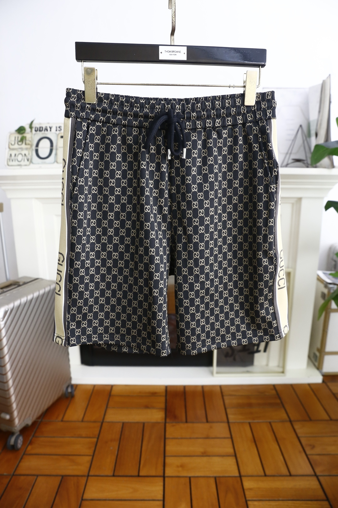 NO:459942,Gucci/Gu*ci. New summer products! Fashionable original single men's versatile elastic waist shorts are made of comfortable fabrics and skin-friendly and excellent luxury classic brand full logo design. Taste and value are shared. They are very comfortable to wear. Low-key and luxurious. They are very classy when worn. There is no need to say much about the trouser style and cutting. The upper body is exquisite and vivid. Really first-class and top-quality materials. The true palace-level casual shorts. The upper body is absolutely stylish and extremely luxurious. Full of personality, atmospheric and versatile, a must-have when going out! Size XS-L, shipped the next day! ,gucci,shorts,alexander wang19860909古驰/Gu*ci. 夏季新品！时尚原單男士百搭松紧腰短裤采用舒适面料亲肤感极佳奢华经典品牌满幅logo设计 品味与价值共享 身穿着非常舒适 低调不失奢华 穿出去非常有档次 裤型款式和裁剪亦无需多言 上身精致跃然.真正一等一顶级质料 真正殿堂级的休闲短裤 上身绝对的有型 极度奢华 个性十足,大气且百搭,出街必备！尺码XS-L,隔天出货！,,gucci,shorts,alexander wang,Men's clothing