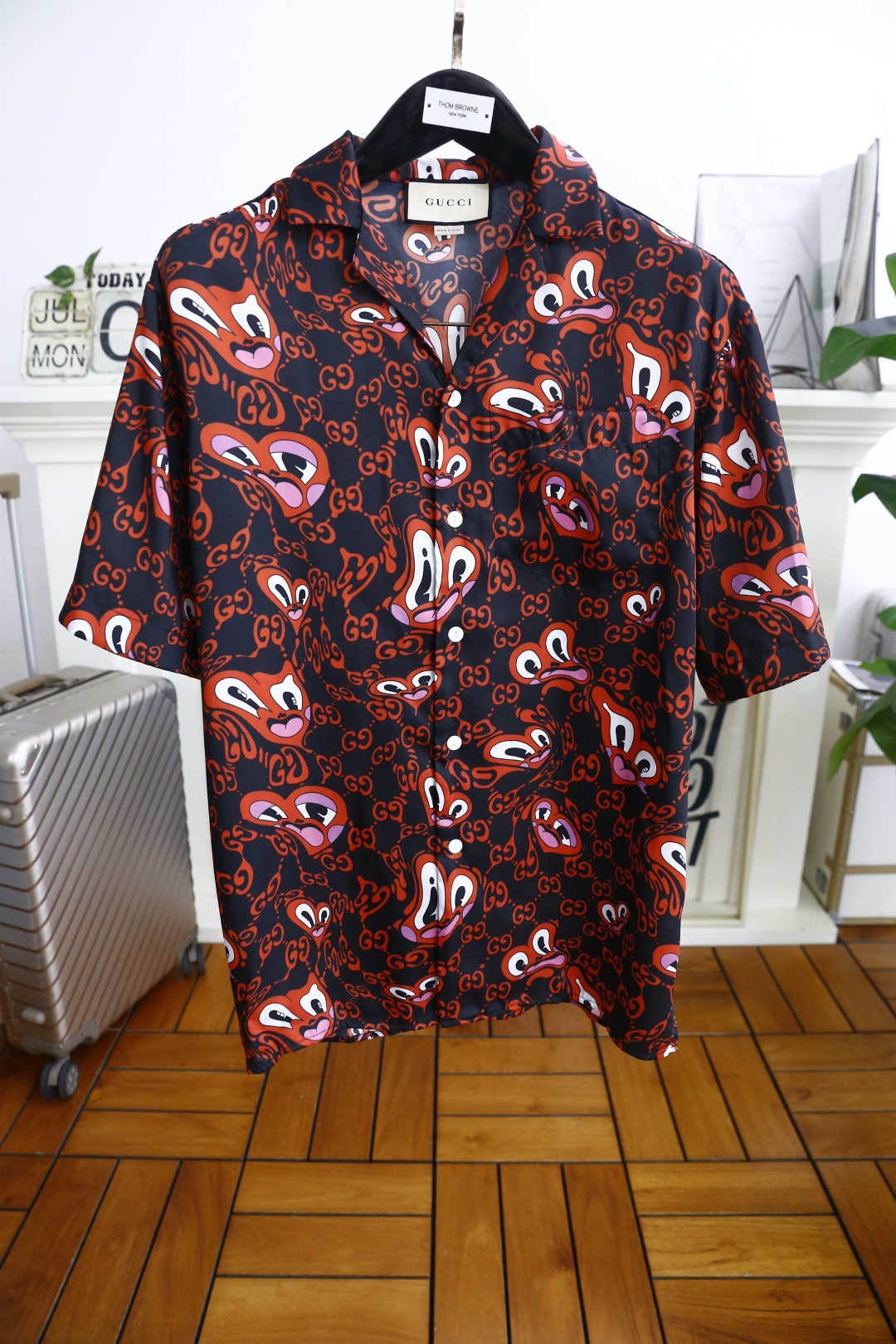 NO:459934,Guc*i. 25 summer new men's short-sleeved shirt is on sale. Original single rude product. Fashionable and versatile, comfortable and breathable fabric is very delicate and smooth. After special craftsmanship, it has excellent skin-friendliness, exquisite craftsmanship, smooth lines, and perfect match!  Easy to upgrade the sense of fashion, not easy to wrinkle, neatly car, rare good product. Counter size XS-XL, shipped the next day!  ,gucci,gucci,shirts,T-shirt,alexander wang19860909古驰/Guc*i. 25夏季新款男士短袖衬衫发售 原单狠货 时尚百搭采用舒适透气面料手感非常细腻柔顺,经过特殊工艺处理,亲肤性极佳,工艺精湛,线条流畅,完美搭配！轻松将时髦感进阶 不易起皱,车工整齐,难得一见的好货 专柜尺码XS-XL,隔天出货！,,gucci,gucci,shirts,T-shirt,alexander wang,Men's clothing