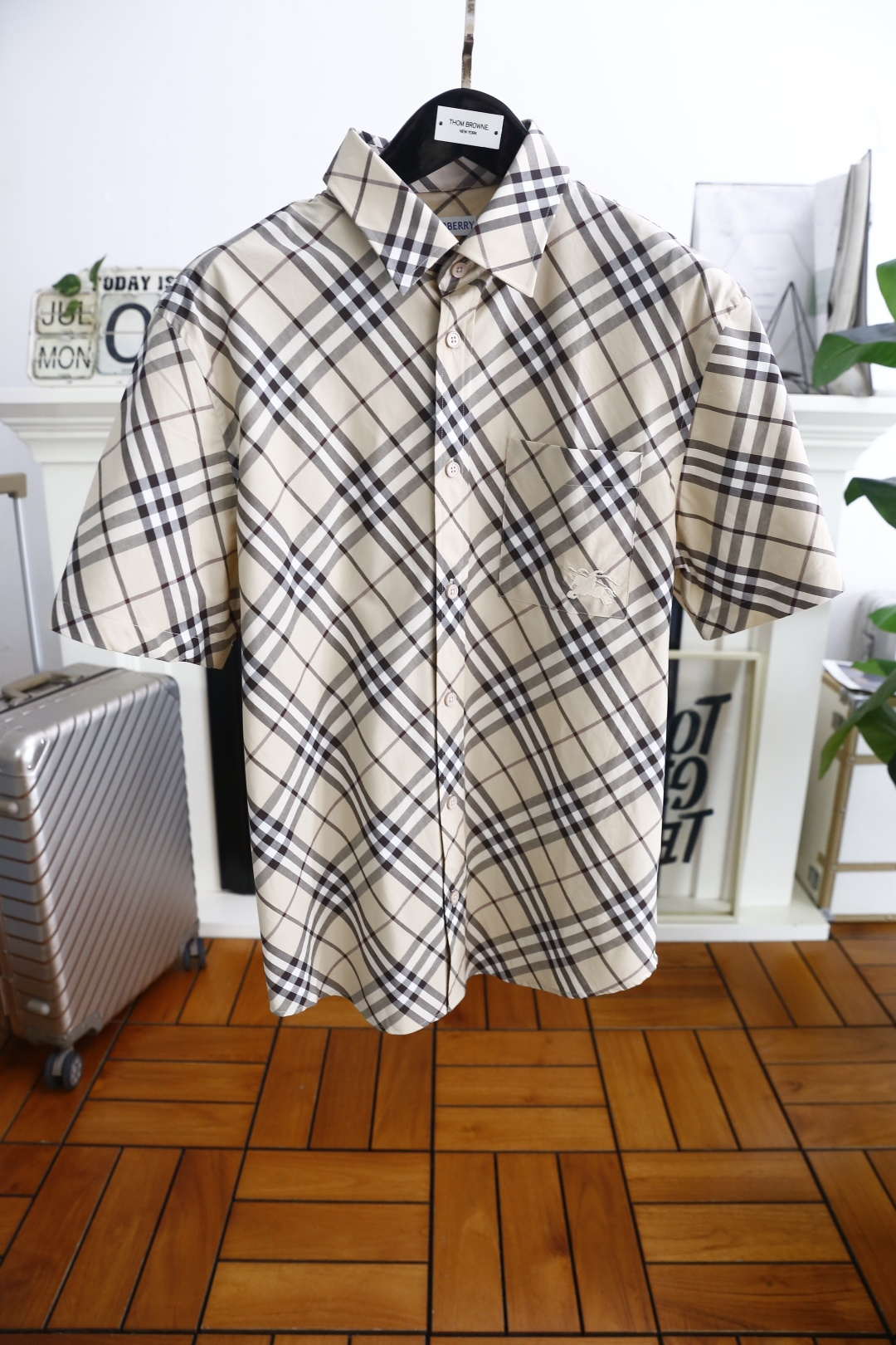 NO:459922,Bubble*/Burb*rry. New summer products!  The counter GW synchronous classic plaid short-sleeved shirt is on sale. Original single ruthless product. Luxury brand design. The feel is very delicate and smooth. After special craftsmanship, it has excellent skin-friendliness. It has excellent aesthetic design, exquisite craftsmanship, smooth lines, and perfect matching!  Easy to upgrade the sense of fashion, not easy to wrinkle, neatly car, complete three standards, rare good products. Counter size S-XL, shipped the next day!  ,burberry,burberry,shirts,T-shirt,alexander wang19860909巴宝*/Burb*rry. 夏季新品！专柜GW同步经典格子短袖衬衫发售 原单狠货 奢华品牌设计 手感非常细腻柔顺,经过特殊工艺处理,亲肤性极佳,非常出彩的美学设计,工艺精湛,线条流畅,完美搭配！轻松将时髦感进阶 不易起皱,车工整齐,三标齐全难得一见的好货 专柜尺码S-XL,隔天出货！,,burberry,burberry,shirts,T-shirt,alexander wang,Men's clothing