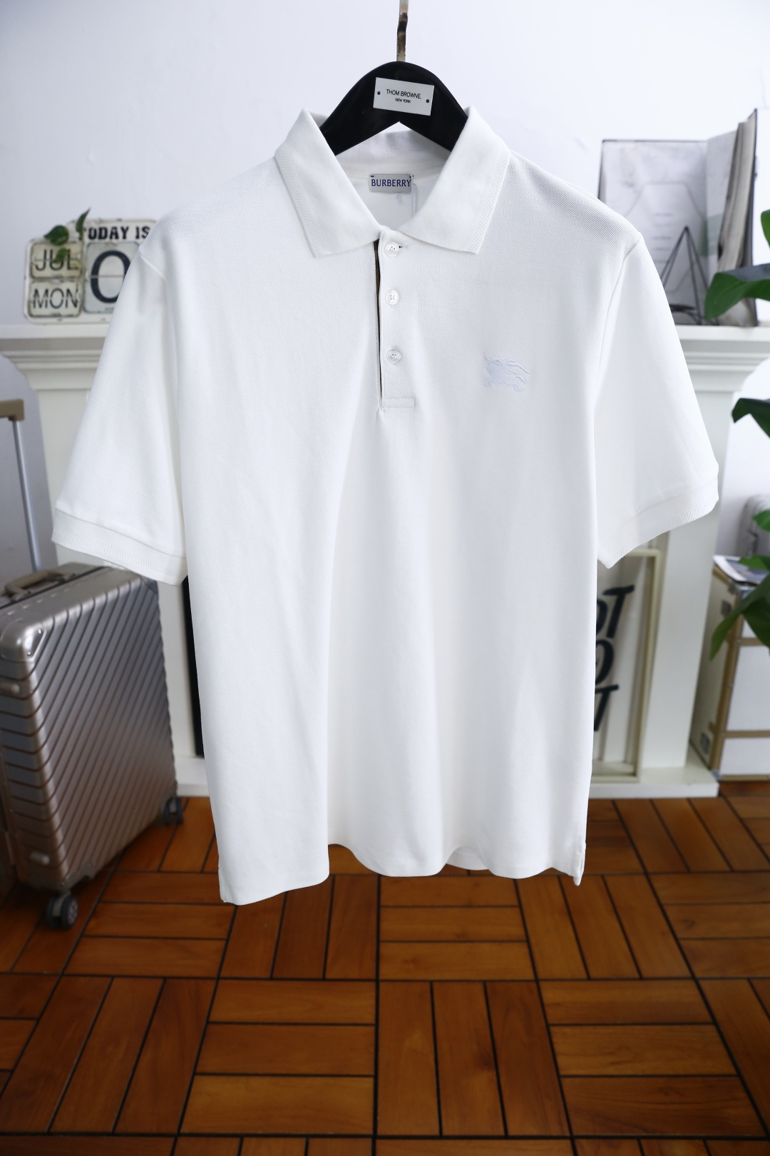 NO:459951,Burpberry/Bur*erry. 25 summer new product men's lapel POLO shirt luxury classic brand original war horse LOGO logo to the upper body you can experience the youthfulness and fashion sense brought by this design!  The overall style is fashionable and trendy, using comfortable and breathable Judy cotton fabric, soft, skin-friendly and breathable, and has a very crisp and crisp drooping feeling. The upper body is fashionable and fashionable colors, a must-have item for trendy men!  Complete three standards!  Counter size S-XL, shipped the next day!  ,burberry,burberry,alexander wang19860909巴宝丽/Bur*erry. 25夏季新品男士翻领POLO衫奢华经典品牌原版战马LOGO标识标注上身就能体会这款设计带来的年轻与时尚感！整体时尚而有潮流,采用舒适透气朱迪棉面料 柔软亲肤透气 ,又有很好的挺括 垂感 上身时尚潮流色系,潮男必备单品！三标齐全！专柜尺码S-XL,隔天出货！,,burberry,burberry,alexander wang,Men's clothing