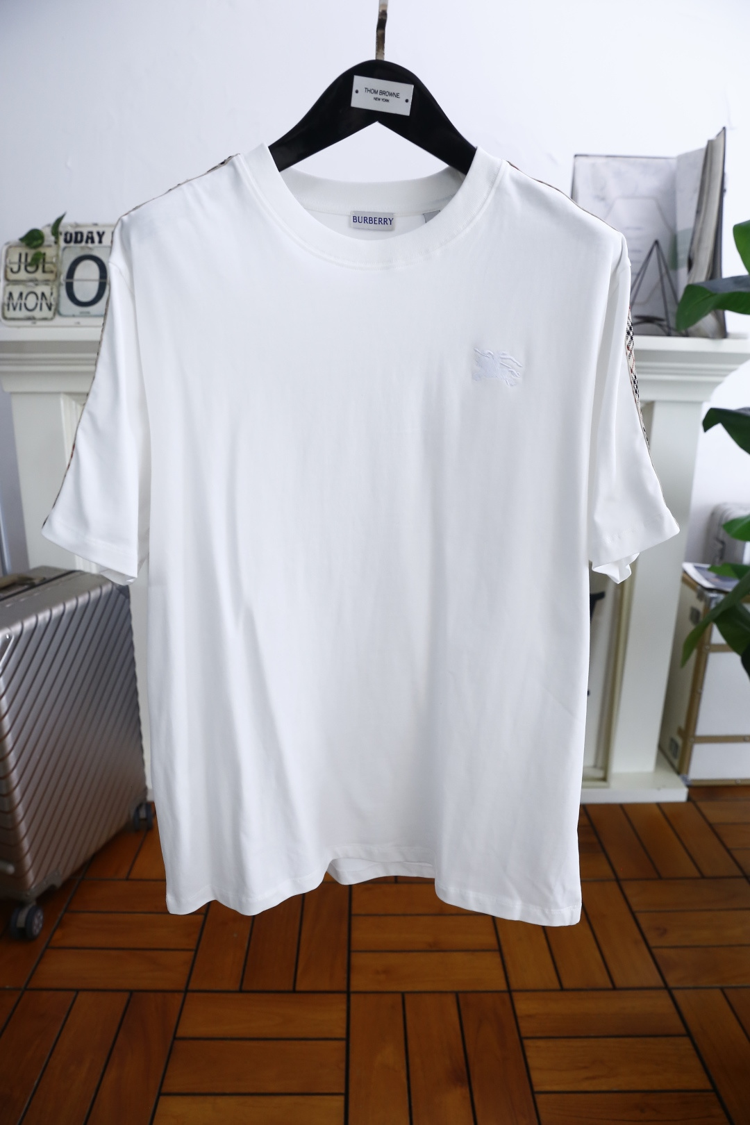 NO:459946,Burberry/Burbe*ry. 25Bur summer new product men's round neck short sleeves market with the highest version of the luxury brand Zhanma LOGO logo on the upper body to experience the youthfulness and fashion sense brought by this design!  The overall style is fashionable and trendy, using comfortable custom cotton fabric, soft, skin-friendly and breathable, and has a very crisp and drooping feeling. The upper body is fashionable and fashionable, and it is a must-have item in summer!  Counter size S-XL, shipped the next day!  ,burberry,burberry,T-shirt,alexander wang19860909巴宝丽/Burbe*ry. 25Bur夏季新品男士圆领短袖市场最高版本奢华品牌战马LOGO标识标注上身就能体会这款设计带来的年轻与时尚感！整体时尚而有潮流,采用舒适定制棉面料 柔软亲肤透气 ,又有很好的挺括 垂感 上身时尚潮流色系,夏季必备单品！专柜尺码S-XL,隔天出货！,,burberry,burberry,T-shirt,alexander wang,Men's clothing