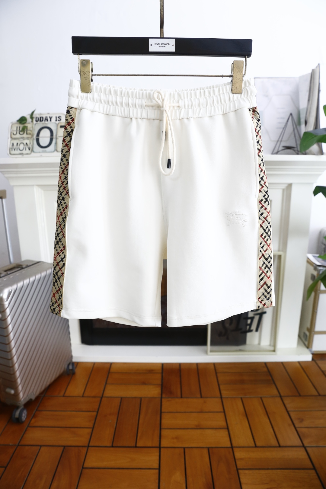 NO:459936,Burb*rry. New fashion casual shorts for men in summer!  Classic and versatile style, no too much decoration, main fabric and style, elastic waist, insert pockets on both sides of the lap, luxury classic brand Zhanma LOGO as the highlight of details. The fabric is made of top-grade comfortable fabric, moderate thickness, skin-friendly on the upper body, breathable, and has a good sense of crispness. Orders of the full quality!  Counter size XS-L, shipped the next day!  ,burberry,burberry,shorts,alexander wang19860909巴宝丽/Burb*rry. 夏季男士新品时尚休闲短裤！经典百搭的款式 没有过多的装饰 主打面料与版型 松紧腰两侧插袋设计奢华经典品牌战马LOGO作为细节亮点 面料采用顶级舒适面料,厚度适中,上身亲肤 透气,能有很好的挺括感 全品相的订单！专柜尺码XS-L,隔天出货！,,burberry,burberry,shorts,alexander wang,Men's clothing