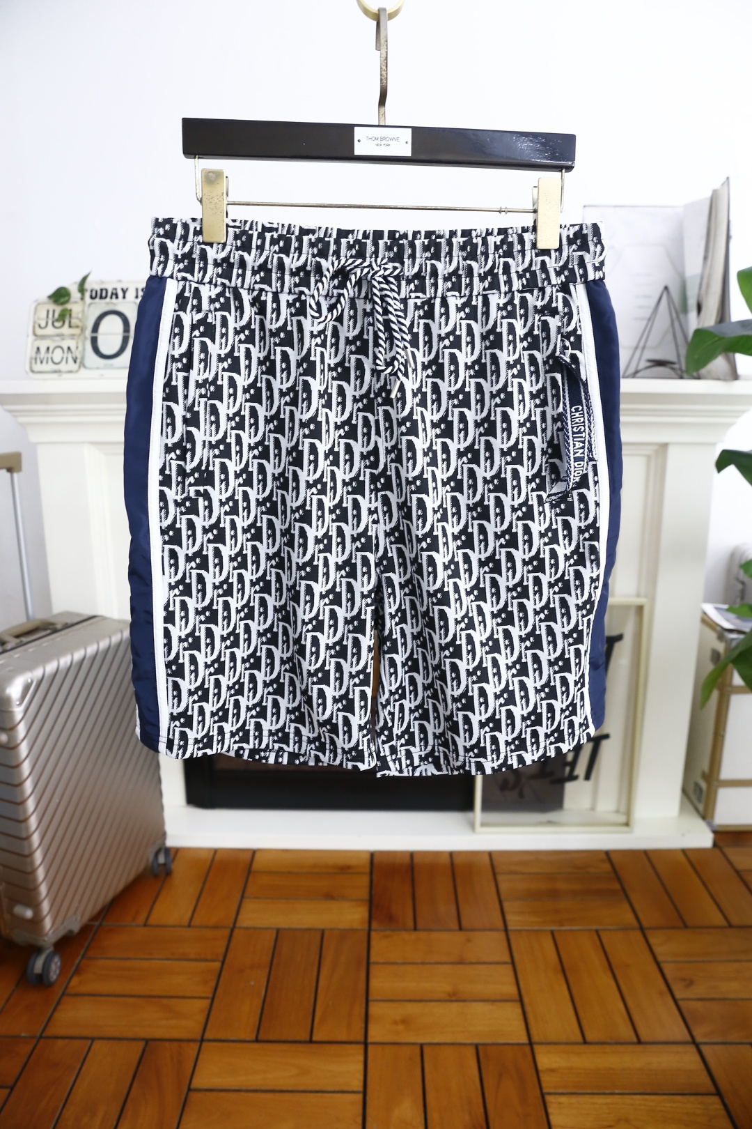 NO:459948,Dior/Christian D*or. New in summer! Fashionable original single men's versatile elastic waist shorts are made of comfortable fabrics and skin-friendly and excellent luxury classic brand full logo design. Taste and value are shared. They are very comfortable to wear. Low-key and luxurious. They are very classy when worn. There is no need to say much about the trouser style and cutting. The upper body is exquisite and vivid. Really first-class and top-quality materials. The true palace-level casual shorts. The upper body is absolutely stylish and extremely luxurious. Full of personality, atmospheric and versatile, a must-have when going out! Size XS-L, shipped the next day! ,dior,shorts,alexander wang19860909迪奥/Christian D*or. 夏季新品！时尚原單男士百搭松紧腰短裤采用舒适面料亲肤感极佳奢华经典品牌满幅logo设计 品味与价值共享 身穿着非常舒适 低调不失奢华 穿出去非常有档次 裤型款式和裁剪亦无需多言 上身精致跃然.真正一等一顶级质料 真正殿堂级的休闲短裤 上身绝对的有型 极度奢华 个性十足,大气且百搭,出街必备！尺码XS-L,隔天出货！,,dior,shorts,alexander wang,Men's clothing