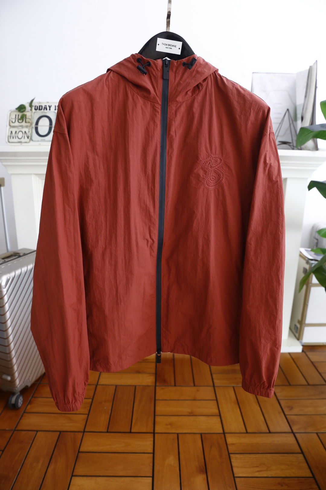 NO:459954,Burpberry/Bur*erry. New summer fashion hooded sunscreen clothes, luxury classic brand logo design, high-end customization, anyone can drive easily, imported high-end top comfortable breathable quick-drying fabric, soft hand, comfortable and stylish luxury fashion craft style, foreign trade company orders, domestic first-line OEM factories, customized high-density fabrics, luxury classic designs, fashion essentials!  Highly recommended to purchase!  Complete three standards!  Counter size: S-XL, shipped the next day!  ,burberry,burberry,hats,alexander wang19860909巴宝丽/Bur*erry. 夏季新品时尚连帽防晒衣胸前奢华经典品牌logo设计高级定制 任何人都可以轻松驾驶 进口高档顶级舒适透气速干面料 手软舒适有型奢华时尚工艺款式,外贸公司订单,国内一线代工厂出品,订制高密度面料,奢华经典设计,时尚必备单品！强烈推荐购入！三标齐全！专柜尺码:S-XL,隔天出货！,,burberry,burberry,hats,alexander wang,Men's clothing