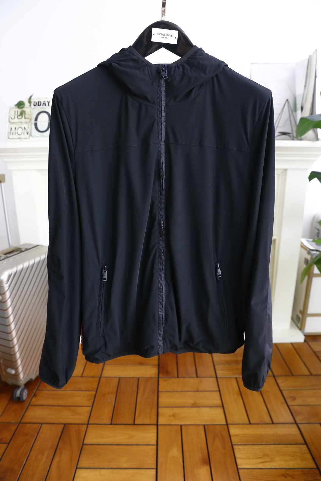 NO:459961,Pula*/Pr*da. 25 new summer products!  Fashionable men's hooded sunscreen luxury brand classic logo design high-end customization, anyone can drive easily, using imported high-end quick-drying fabric, soft hand, comfortable and stylish luxury fashion craft style, orders from foreign trade companies, produced by domestic first-tier OEM factories, customized high-density fabrics, luxurious classic designs, fashion essentials!  Complete three standards!  Highly recommended to purchase!  Counter size M-3XL, shipped the next day!  prada hats alexander wang19860909普拉*/Pr*da. 25夏季新品！时尚男士连帽防晒衣奢华品牌经典logo设计高级定制 任何人都可以轻松驾驶 采用进口高档速干面料 手软舒适有型奢华时尚工艺款式,外贸公司订单,国内一线代工厂出品,订制高密度面料,奢华经典设计,时尚必备单品！三标齐全！强烈推荐购入！专柜尺码M-3XL,隔天出货！,,prada,hats,alexander wang,Men's clothing