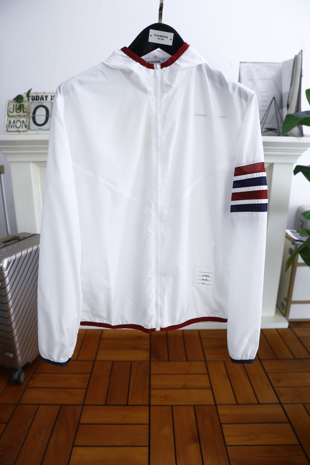 NO:459968,Tom Brown/TB. 25 new summer products!  Fashionable men's hooded sunscreen luxury brand classic logo design high-end customization, anyone can drive easily, using imported high-end quick-drying fabric, soft hand, comfortable and stylish luxury fashion craft style, orders from foreign trade companies, produced by domestic first-tier OEM factories, customized high-density fabrics, luxurious classic designs, fashion essentials!  Highly recommended to purchase!  Counter size 1-4, shipped the next day!  ,thom browne,hats,alexander wang19860909汤姆布朗/TB. 25夏季新品！时尚男士连帽防晒衣奢华品牌经典logo设计高级定制 任何人都可以轻松驾驶 采用进口高档速干面料 手软舒适有型奢华时尚工艺款式,外贸公司订单,国内一线代工厂出品,订制高密度面料,奢华经典设计,时尚必备单品！强烈推荐购入！专柜尺码1-4码,隔天出货！,,thom browne,hats,alexander wang,Men's clothing