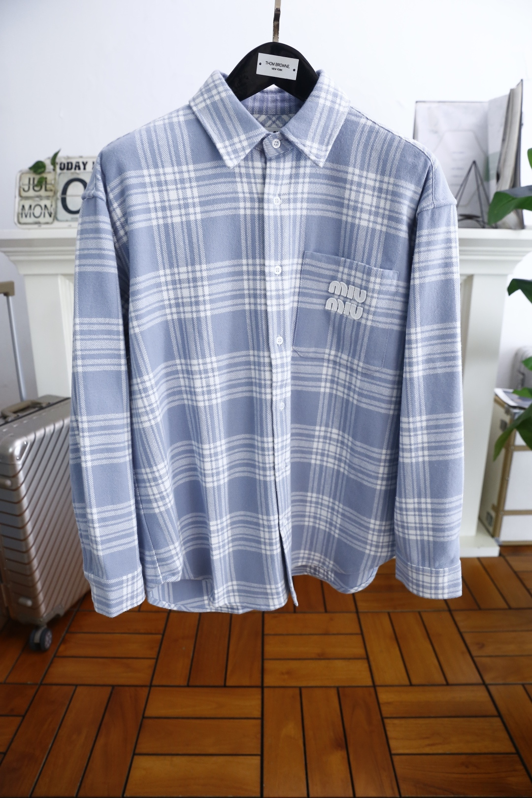 NO:459916,MIUMIU. The new summer fashion men's long-sleeved shirt has three-standard luxury brand classic elements design. It is a cabinet-level, predictable hot product, high-end top-quality comfortable fabric, master-level tailoring, invincible texture, excellent skin-friendly and exquisite craftsmanship, smooth lines, perfect matching!  Easy to upgrade the sense of fashion, with high recognition, excellent upper body effect, extremely exquisite workmanship, neat and meticulous routes, and can be matched for business or daily leisure!  Counter Size S-XL, shipped the next day!  ,miumiu,shirts,alexander wang19860909MIUMIU. 夏季新款时尚男士长袖衬衫三标齐全奢华品牌经典元素设计品相完美如斯,属于入柜级别,可预见性的爆款,高级顶级舒适面料,大师级剪裁,质感无敌,亲肤性极佳工艺精湛,线条流畅,完美搭配！轻松将时髦感进阶,有着高强辨识度,上身效果超赞,做工极为考究严谨,走线工整细致,商务抑或日常休闲均可搭配！专柜尺码 S-XL,隔天出货！,,miumiu,shirts,alexander wang,Men's clothing