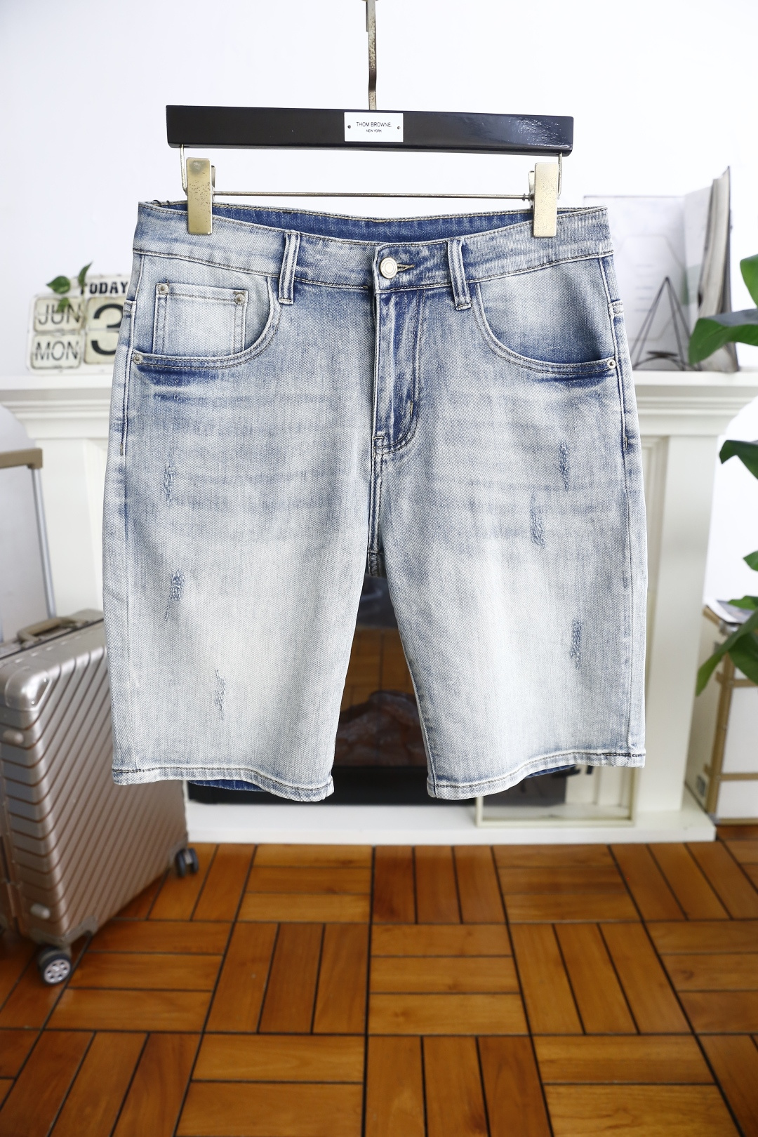 NO:459931,Dior/Christian Di*r.ss summer new product!  Fashionable men's versatile denim shorts luxury brand classic LOGO design uses comfortable washing denim fabric high-end customization, soft touch, fashionable luxury goods, fashion brands, just to improve your quality of life, you can determine the personalized customization, the style is excellent, the details are impeccable!  The style is not picky and very high-end. It is a must-have for trendy men!  Counter size 29-36, shipped the next day!  ,dior,shorts,alexander wang19860909迪奥/Christian Di*r. ss夏季新品！时尚男士百搭牛仔短裤奢华品牌经典LOGO设计采用舒适洗水牛仔面料高端定制 手感柔软 时尚奢侈品 时尚大牌 只是为了提升你的生活品质 你来确定个性定制 版型超赞,细节做工无可挑剔！款式不挑人 特别高档 潮男必入手！专柜尺码29-36,隔天出货！,,dior,shorts,alexander wang,Men's clothing