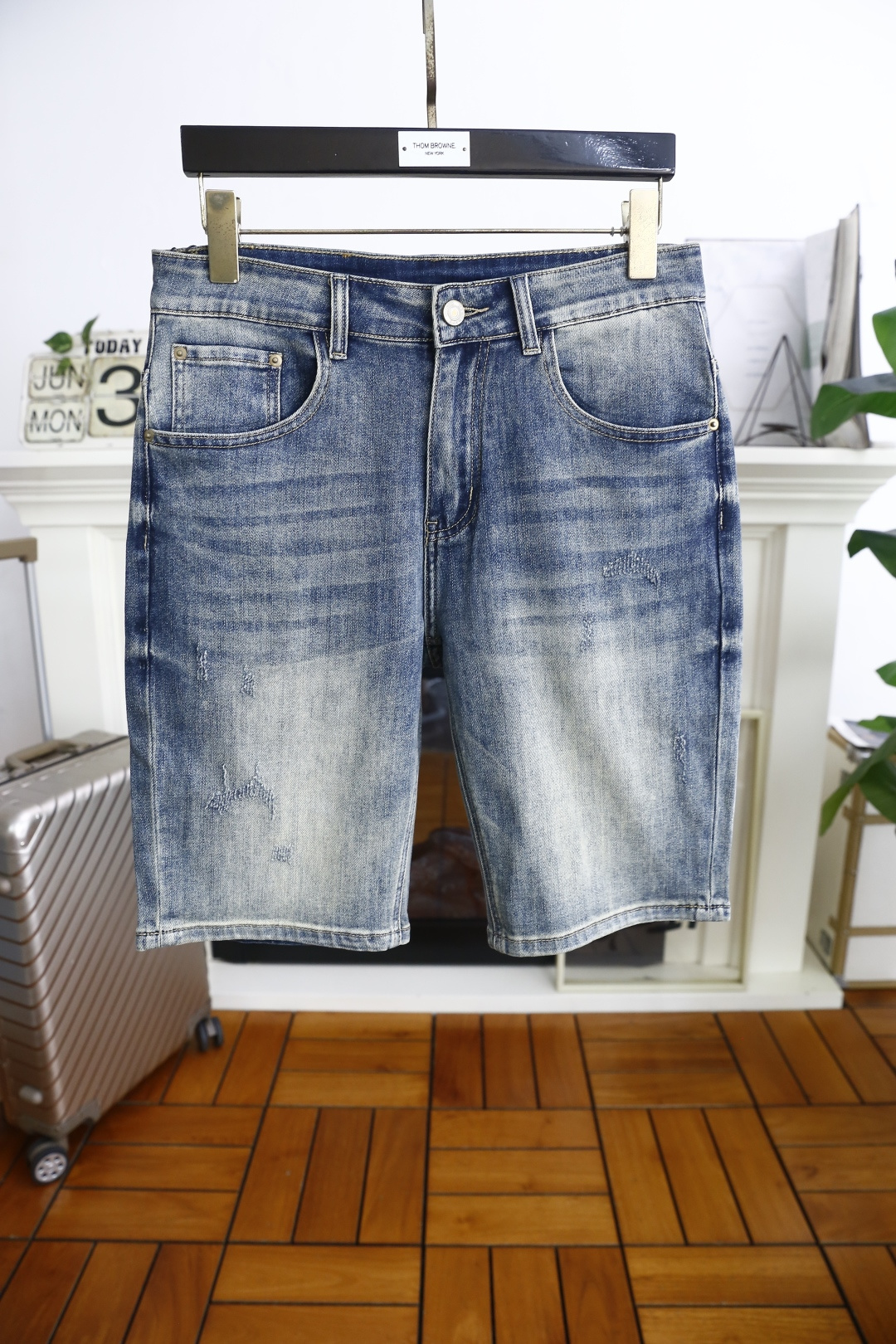 NO:459919,Jeni*/Ze*na.ss summer new product!  Fashionable men's versatile denim shorts luxury brand classic LOGO design uses comfortable washing denim fabric high-end customization, soft touch, fashionable luxury goods, fashion brands, just to improve your quality of life, you can determine the personalized customization, the style is excellent, the details are impeccable!  The style is not picky and very high-end. It is a must-have for trendy men!  Counter size 29-36, shipped the next day!  ,zegna,shorts,alexander wang19860909杰尼*/Ze*na. ss夏季新品！时尚男士百搭牛仔短裤奢华品牌经典LOGO设计采用舒适洗水牛仔面料高端定制 手感柔软 时尚奢侈品 时尚大牌 只是为了提升你的生活品质 你来确定个性定制 版型超赞,细节做工无可挑剔！款式不挑人 特别高档 潮男必入手！专柜尺码29-36,隔天出货！,,zegna,shorts,alexander wang,Men's clothing