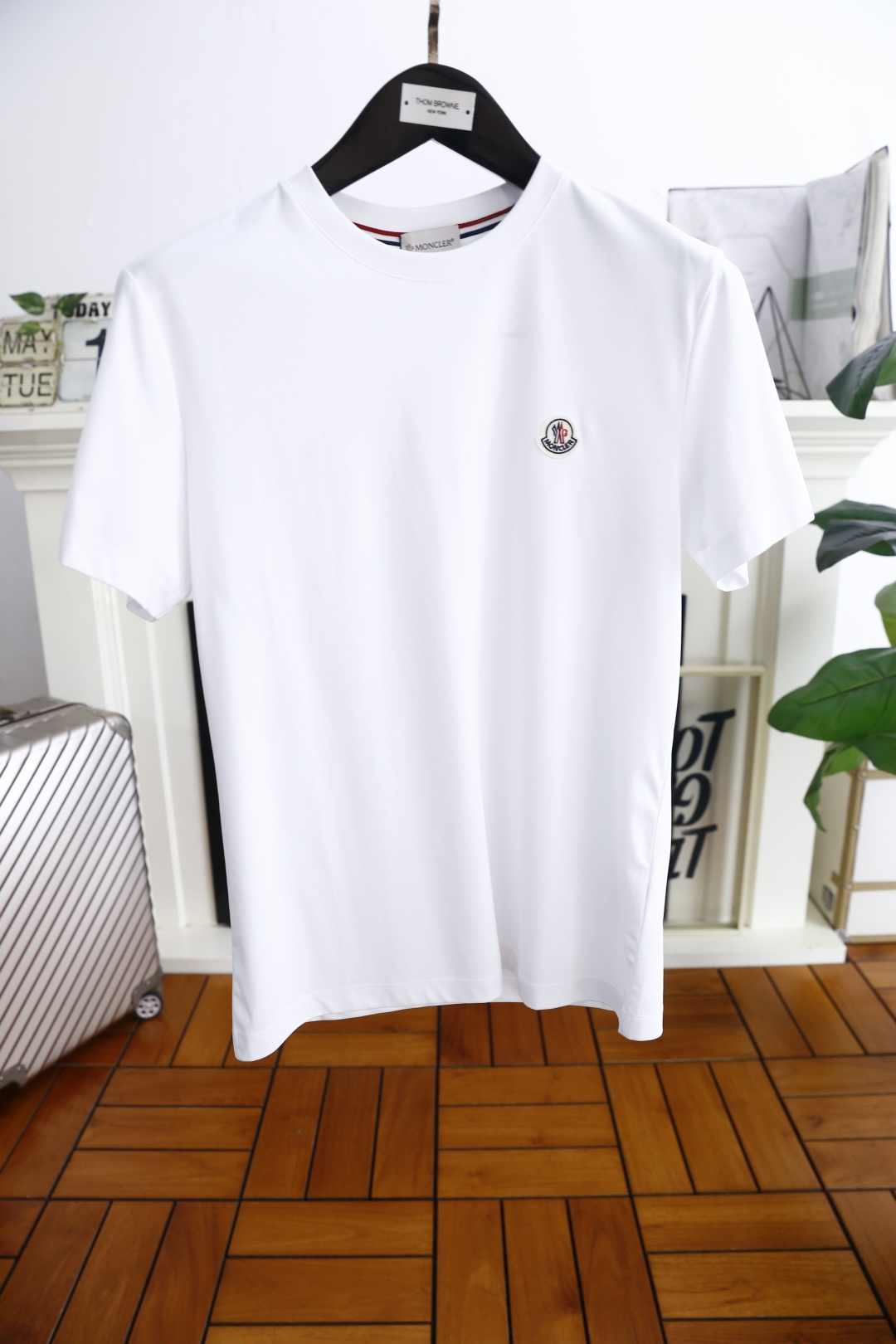 NO:459940,Mon*ler. New summer original single men's casual base short-sleeved T-shirt!  Luxurious classic brand original letter LOGO design!  High-end customization, high-version, fashionable and versatile!  It is made of comfortable mercerized cotton fabric and feels super soft and delicate, comfortable to wear, high-end quality, fine OEM, very good at making the upper body, men's must-have items, complete three standards!  Size 48-56, shipped the next day!  ,Moncler,T-shirt,tees,t-shirt,alexander wang19860909蒙口/Mon*ler. 夏季新款原单男士休闲打底短袖T恤！奢华经典品牌原版字母LOGO设计！高端定制 高版本 时尚百搭爆款！采用舒适丝光棉面料手感超柔软细腻 穿着亲肤舒适 高端精品 代工厂精细做上身非常赞 男士必备单品 三标齐全！尺码48-56,隔天出货！,,Moncler,T-shirt,tees，t-shirt,alexander wang,Men's clothing