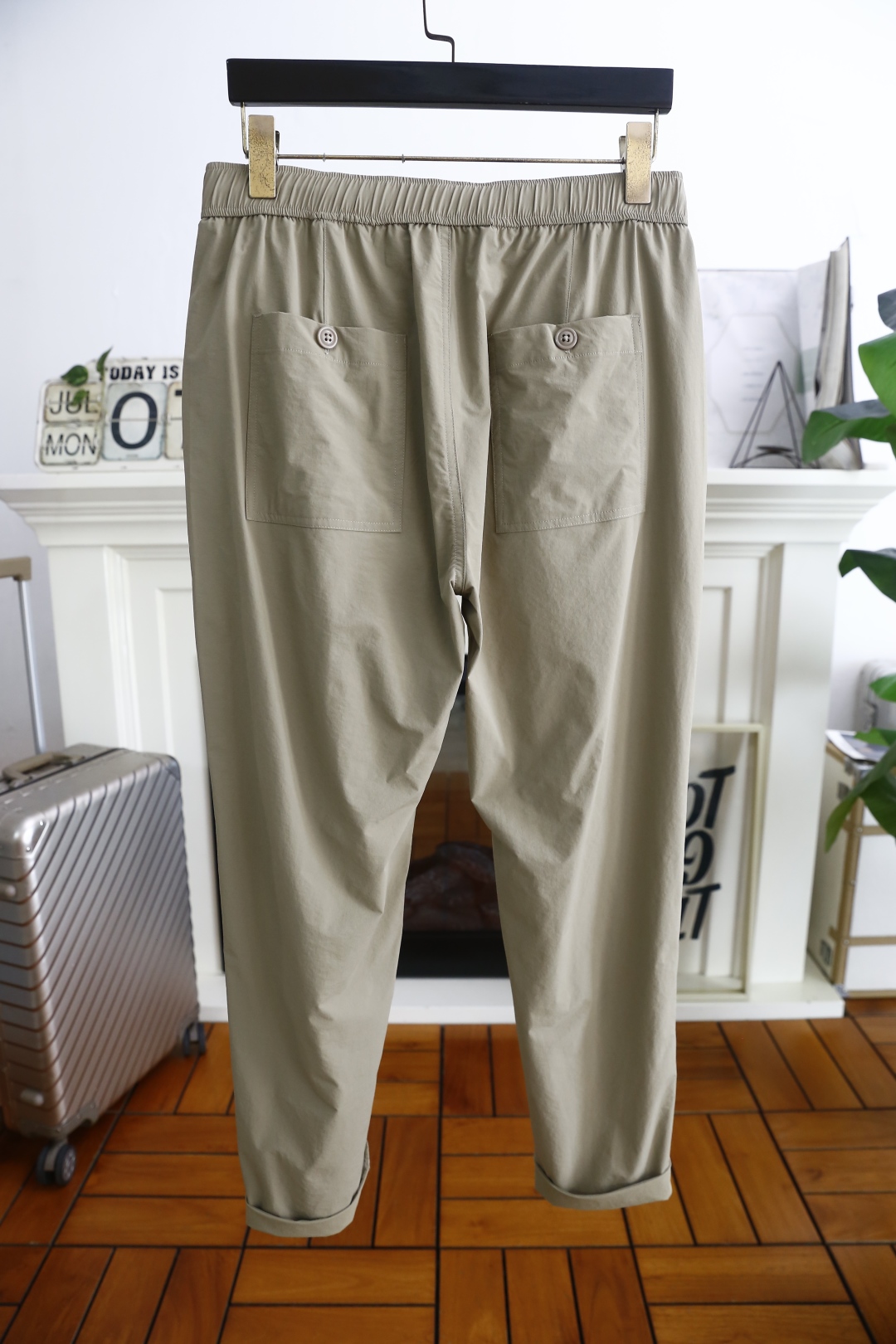 🔥古驰/G*cci.
25夏季新品！时尚男士松紧腰休闲裤！采用进口舒适透气面料，奢华经典品牌LOGO设计